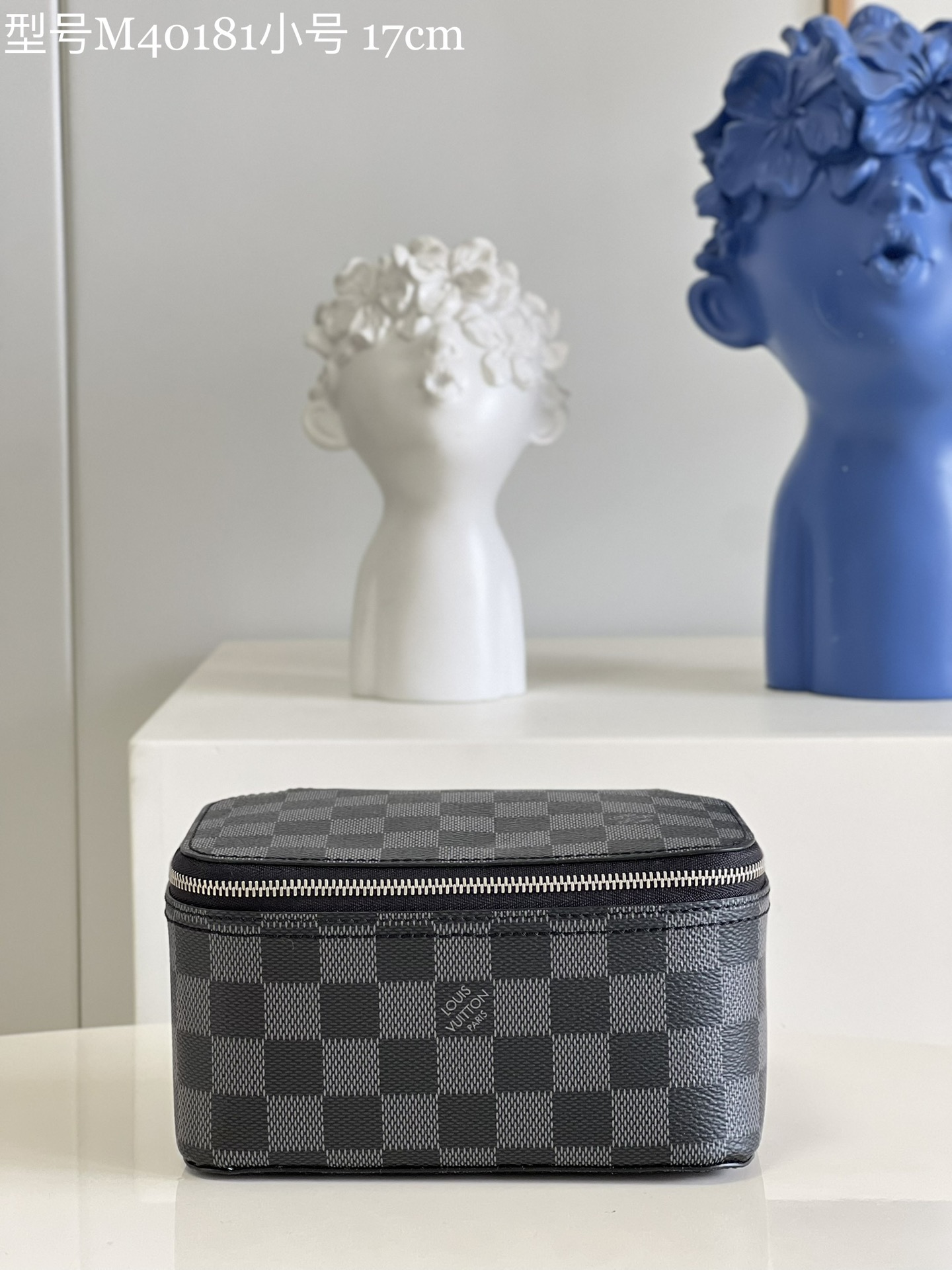 NO:398665,【Exclusive real photo M40181 Black Grid Small】Use Packing Cube small handbag to store shirts, sweaters, skirts and trousers to make the suitcase space orderly, and you can also store your luggage in a closet or drawer after arriving at the destination. Damier Graphite canvas with leather trim and zipper wide mouth ensures easy access to clothing. Size 17×8.5×9.5cmW., LV [original leather], louis vuitton, skirts, sweaters, shirts19860909【独家实拍M40181黑格小号】使用 Packing Cube 小号手袋收纳衬衫、毛衣、半身裙与裤装,让手提箱空间井然有序,亦可在抵达目的地之后将行李存放于壁橱或抽屉.Damier Graphite 帆布搭配皮革饰边,拉链广口确保便捷取放衣物.尺寸17×8.5×9.5cmW.,LV【原厂皮】,louis vuitton,skirts,sweaters,shirts,Bag