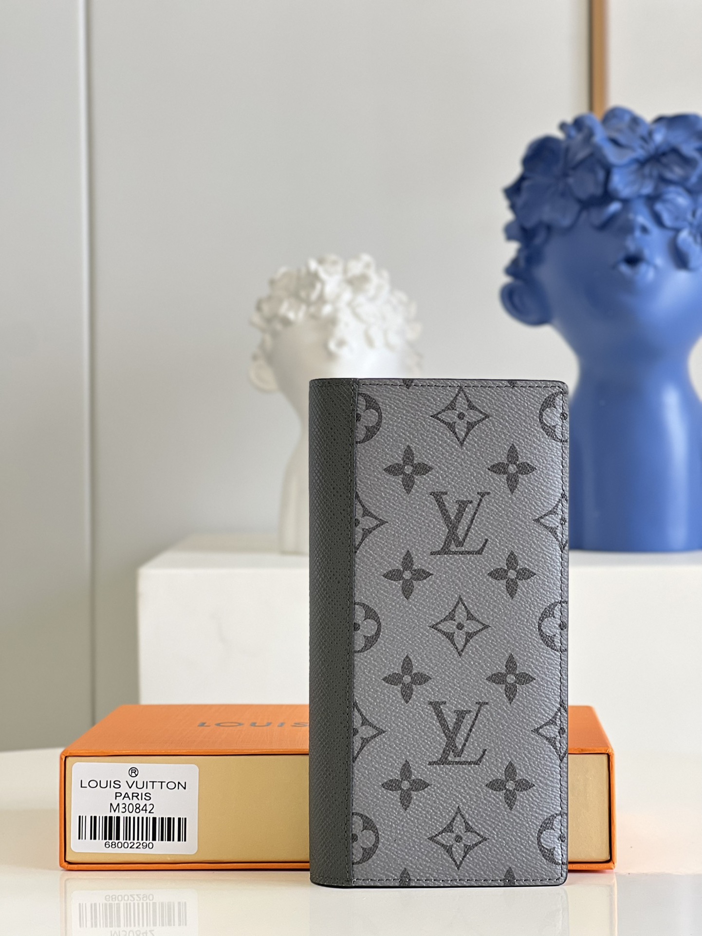 NO:398669,[Exclusive real photo M 30842 gray] This Brazza suit clip is from Taigrama leather series, with a delicate configuration made of Taga leather and Monogram coated canvas, with a wide range of card slots and coin compartments. 10 x 19 x 2 cm A.260, LV [original leather], louis vuitton, business suit19860909【独家实拍M 30842灰】本款 Brazza 西装夹出自 Taigrama 皮具系列,以 Taga 皮革和 Monogram 涂层帆布塑造玲珑构型,充裕内里设有卡位和硬币隔层.10 x 19 x 2 厘米A.260,LV【原厂皮】,louis vuitton,business suit,Bag