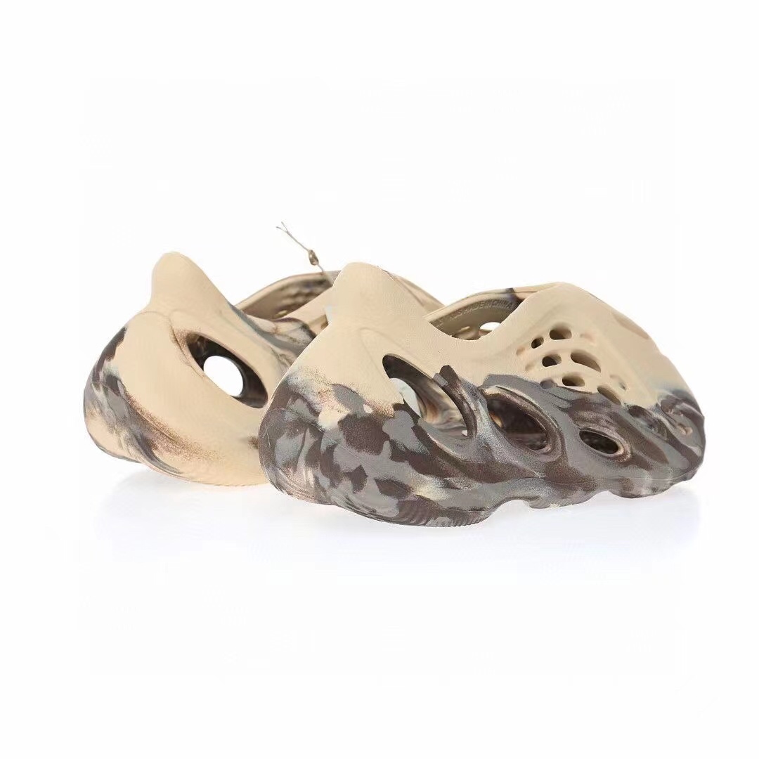 图片[6]-Adidas Yeezy Foam Runner Slide\”Stone Saget\”椰子童鞋户外风格包头运动沙滩凉拖防滑洞洞跑步凉鞋“沙白褐迷彩”GX8802 尺码：28码=10K 29码=11K 31码=12K 32码=13K 33=1Y-选品中心