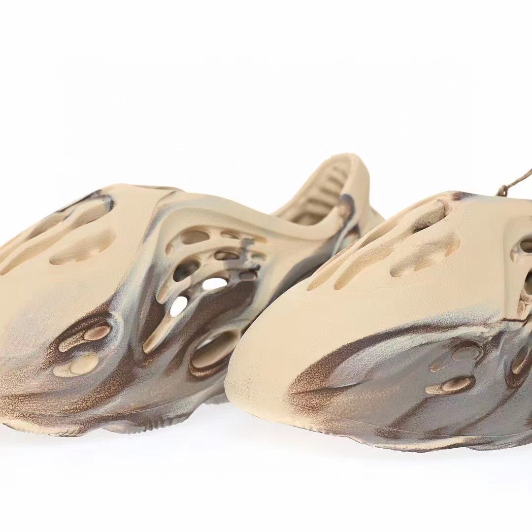 图片[7]-Adidas Yeezy Foam Runner Slide\”Stone Saget\”椰子童鞋户外风格包头运动沙滩凉拖防滑洞洞跑步凉鞋“沙白褐迷彩”GX8802 尺码：28码=10K 29码=11K 31码=12K 32码=13K 33=1Y-选品中心