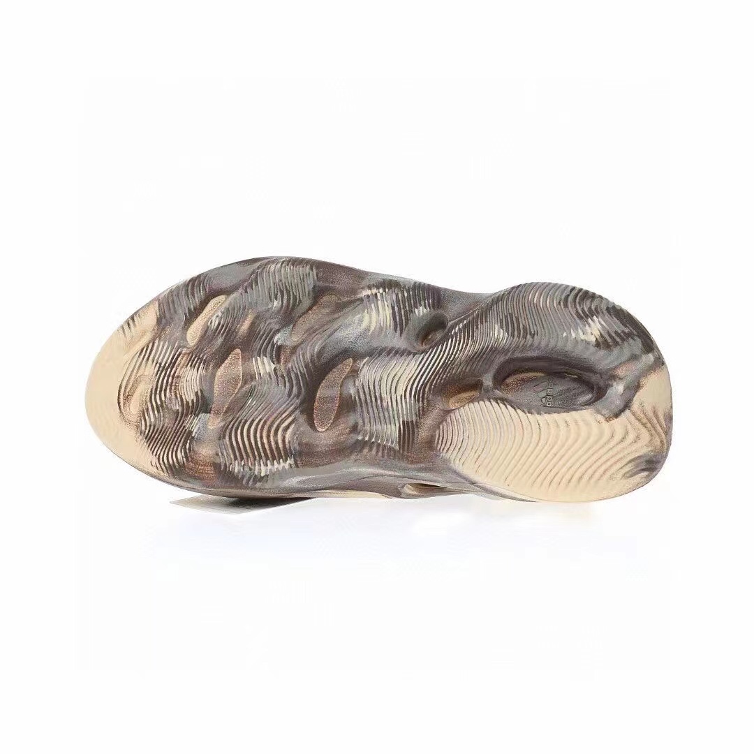 图片[4]-Adidas Yeezy Foam Runner Slide\”Stone Saget\”椰子童鞋户外风格包头运动沙滩凉拖防滑洞洞跑步凉鞋“沙白褐迷彩”GX8802 尺码：28码=10K 29码=11K 31码=12K 32码=13K 33=1Y-选品中心