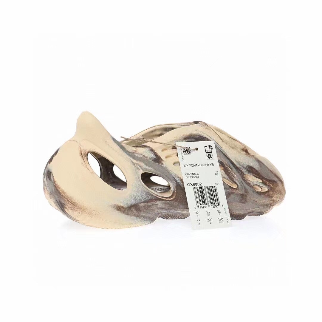 图片[2]-Adidas Yeezy Foam Runner Slide\”Stone Saget\”椰子童鞋户外风格包头运动沙滩凉拖防滑洞洞跑步凉鞋“沙白褐迷彩”GX8802 尺码：28码=10K 29码=11K 31码=12K 32码=13K 33=1Y-选品中心