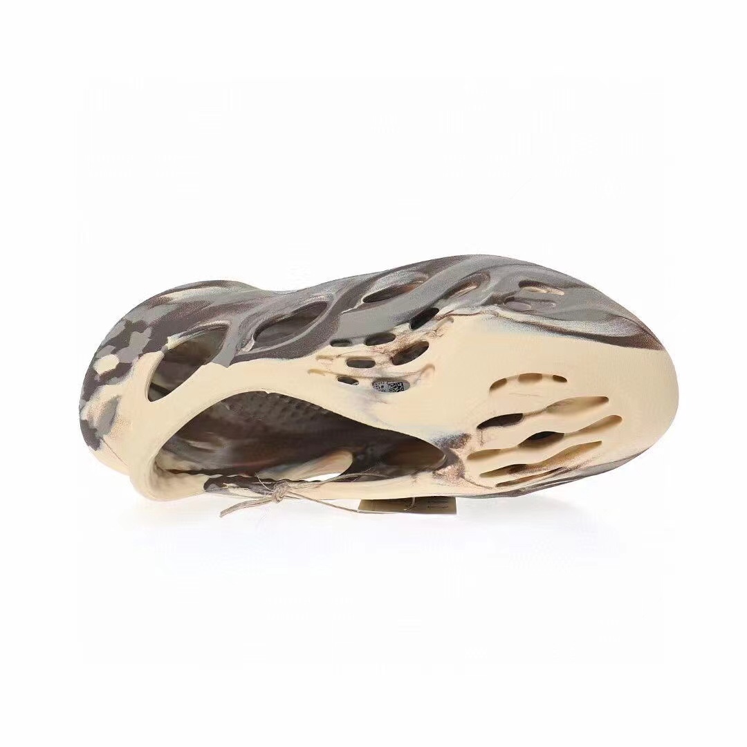 图片[3]-Adidas Yeezy Foam Runner Slide\”Stone Saget\”椰子童鞋户外风格包头运动沙滩凉拖防滑洞洞跑步凉鞋“沙白褐迷彩”GX8802 尺码：28码=10K 29码=11K 31码=12K 32码=13K 33=1Y-选品中心
