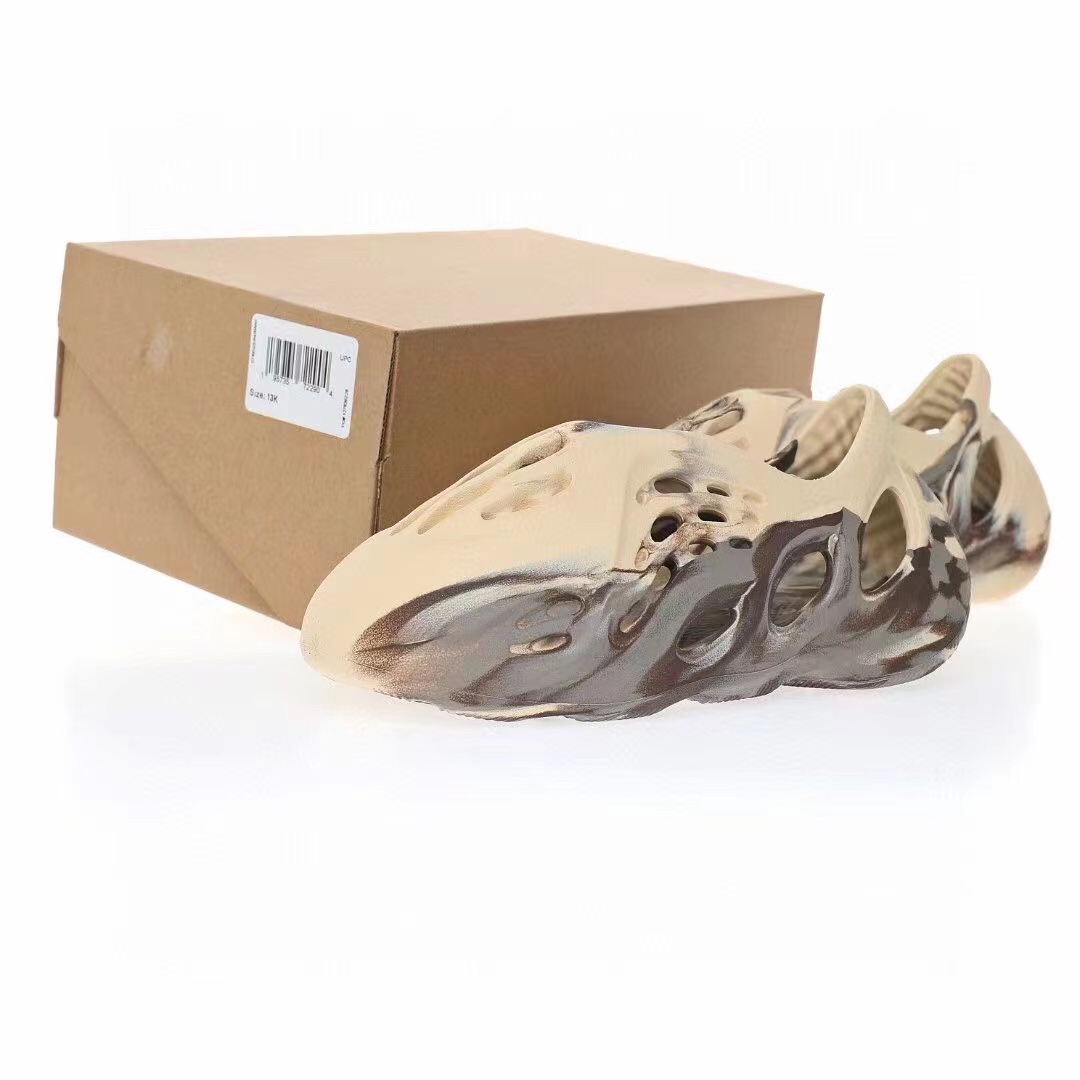 图片[9]-Adidas Yeezy Foam Runner Slide\”Stone Saget\”椰子童鞋户外风格包头运动沙滩凉拖防滑洞洞跑步凉鞋“沙白褐迷彩”GX8802 尺码：28码=10K 29码=11K 31码=12K 32码=13K 33=1Y-选品中心