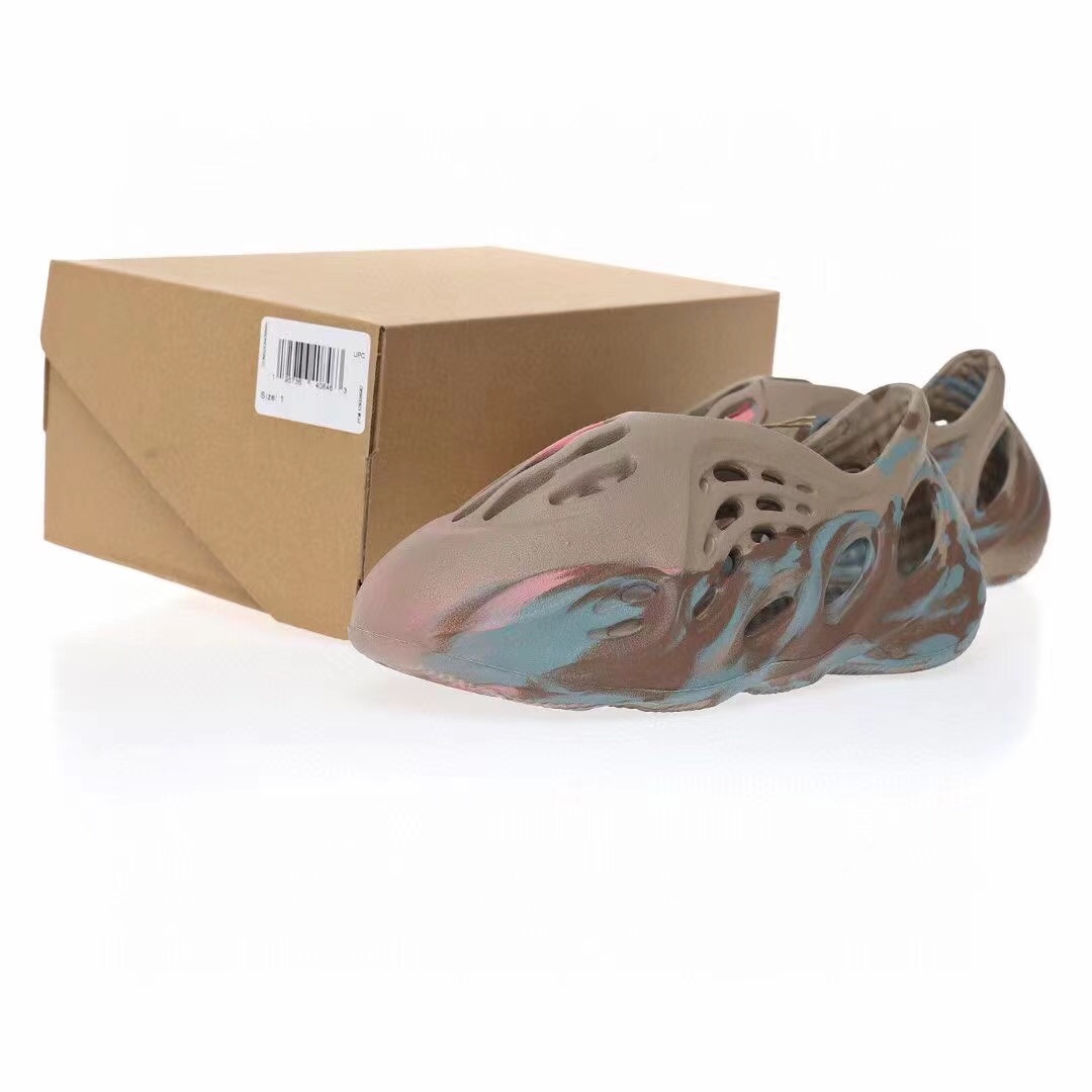 图片[9]-Adidas Yeezy Foam Runner Slide\”Stone Saget\”椰子童鞋户外风格包头运动沙滩凉拖防滑洞洞跑步凉鞋“沙灰粉迷彩”GY3970 尺码：28码=10K 29码=11K 31码=12K 32码=13K 33=1Y-选品中心