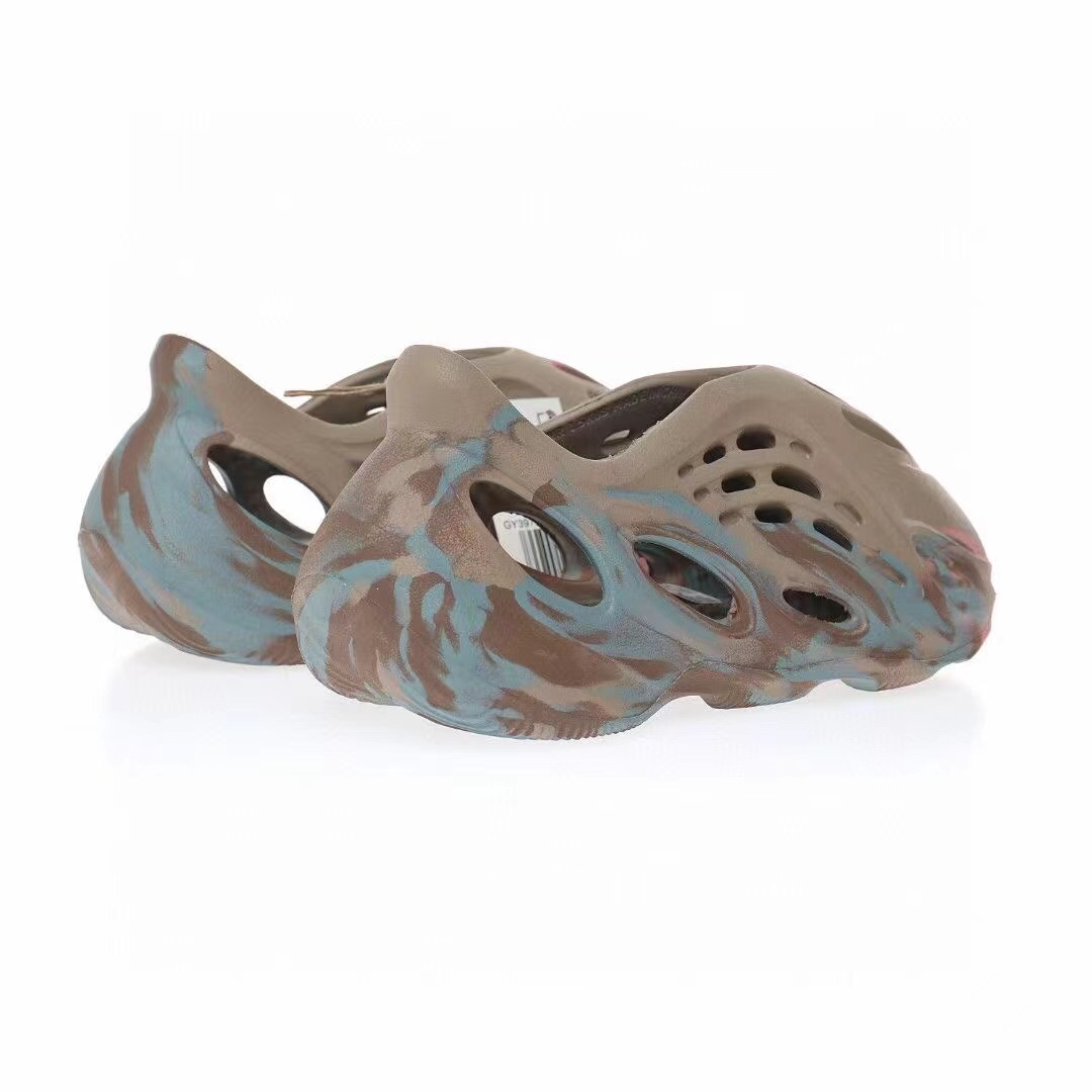 图片[6]-Adidas Yeezy Foam Runner Slide\”Stone Saget\”椰子童鞋户外风格包头运动沙滩凉拖防滑洞洞跑步凉鞋“沙灰粉迷彩”GY3970 尺码：28码=10K 29码=11K 31码=12K 32码=13K 33=1Y-选品中心