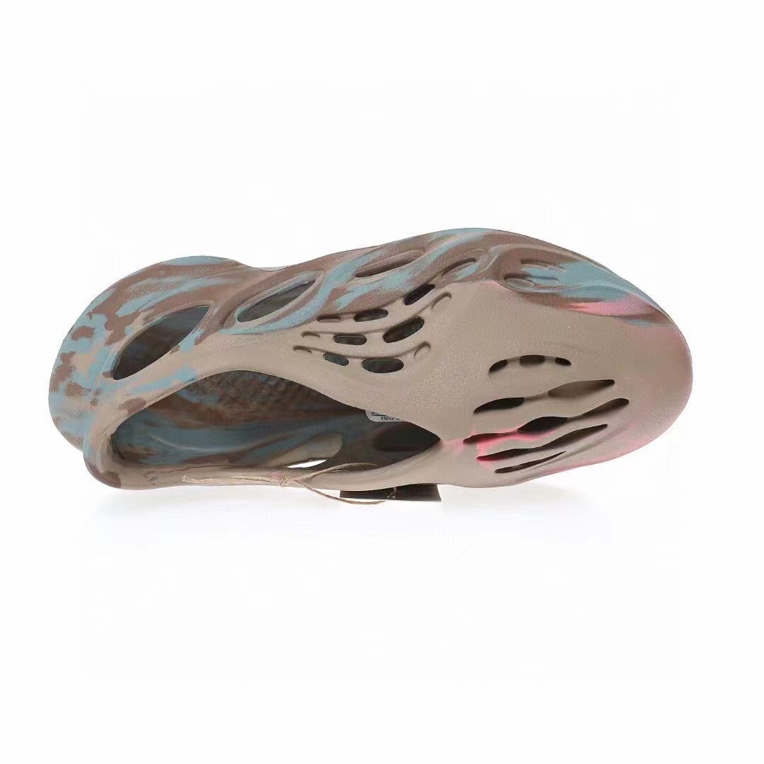 图片[3]-Adidas Yeezy Foam Runner Slide\”Stone Saget\”椰子童鞋户外风格包头运动沙滩凉拖防滑洞洞跑步凉鞋“沙灰粉迷彩”GY3970 尺码：28码=10K 29码=11K 31码=12K 32码=13K 33=1Y-选品中心