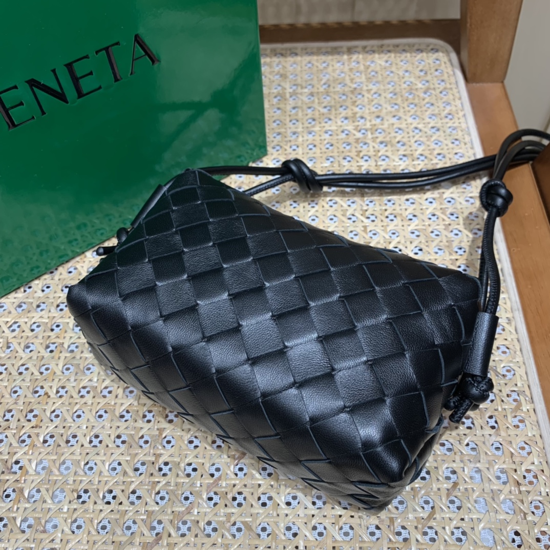 Bottega Veneta LOOP 编织小方包 666683黑色