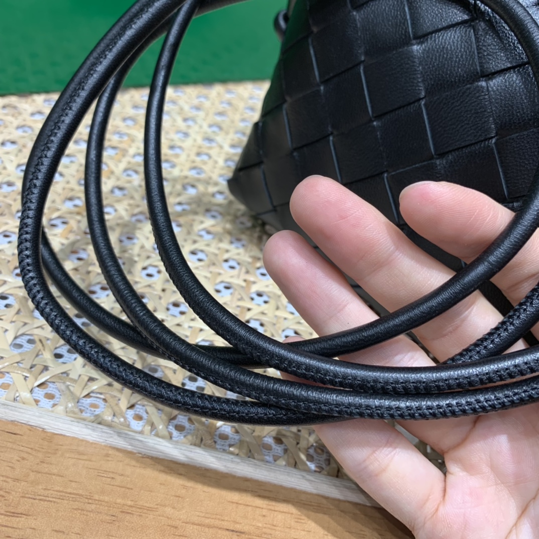 Bottega Veneta LOOP 编织小方包 666683黑色