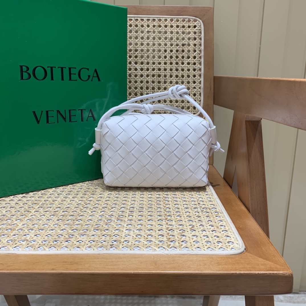 Bottega Veneta LOOP 编织小方包 666683白色