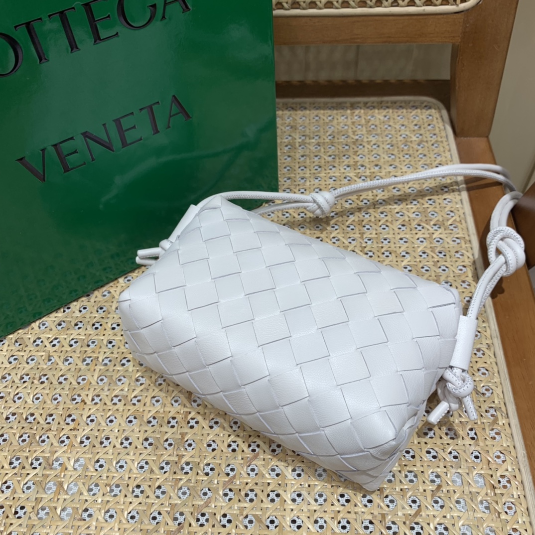 Bottega Veneta LOOP 编织小方包 666683白色