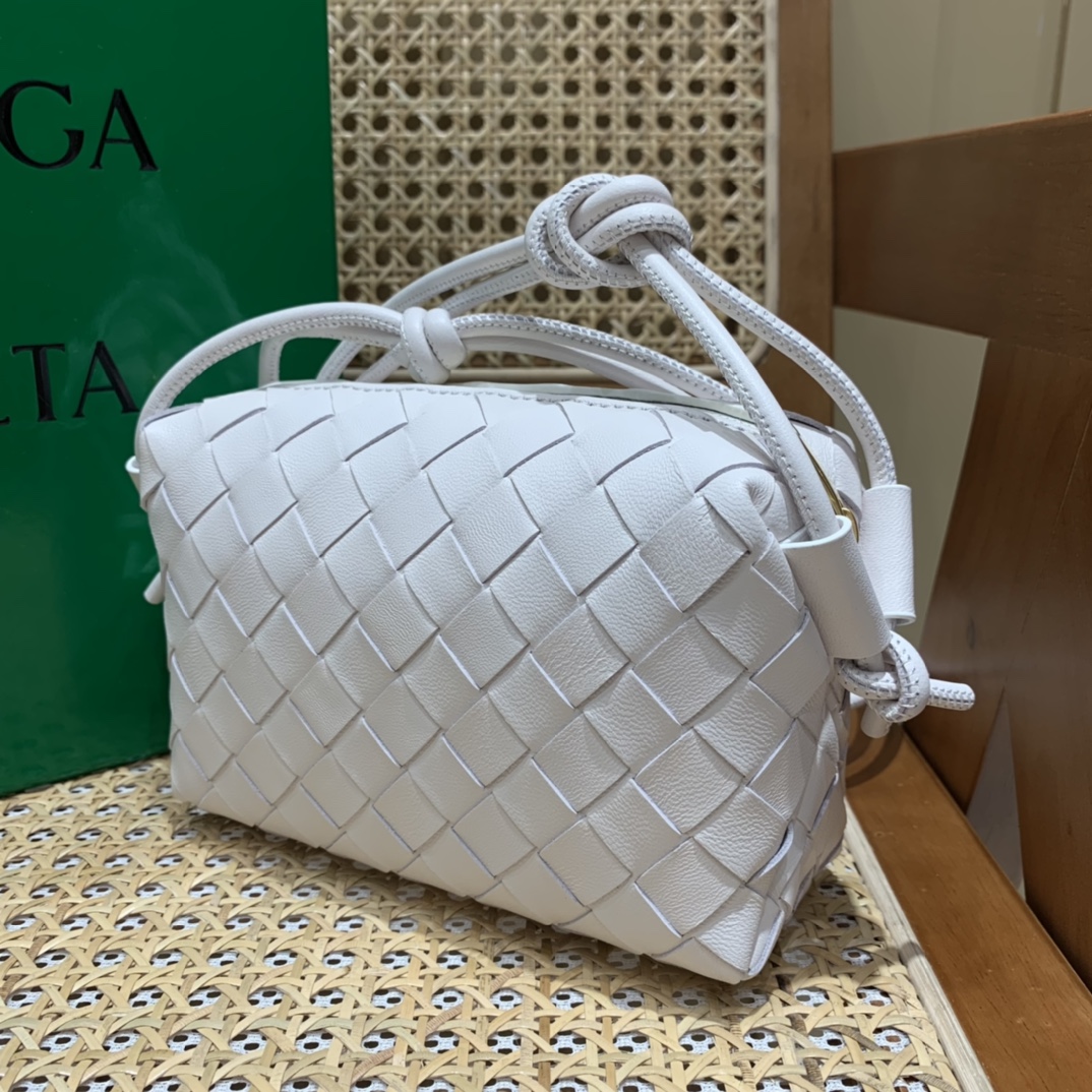 Bottega Veneta LOOP 编织小方包 666683白色