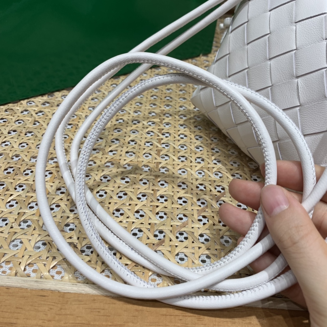 Bottega Veneta LOOP 编织小方包 666683白色