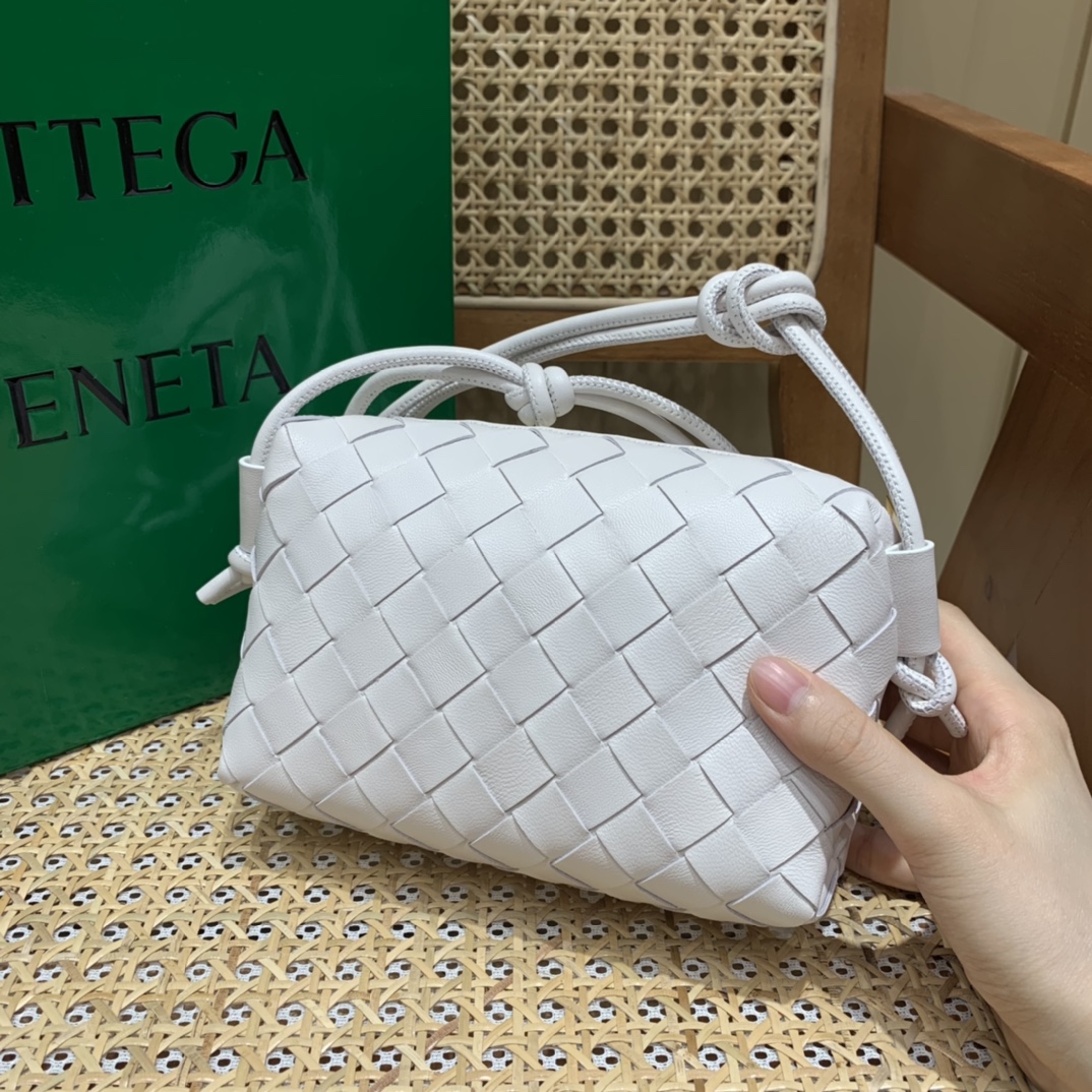 Bottega Veneta LOOP 编织小方包 666683白色