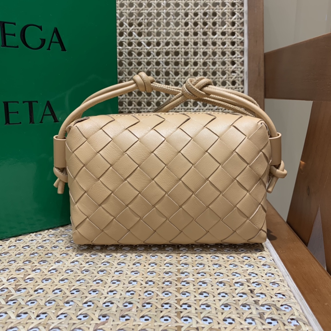 Bottega Veneta LOOP 编织小方包 666683杏仁色