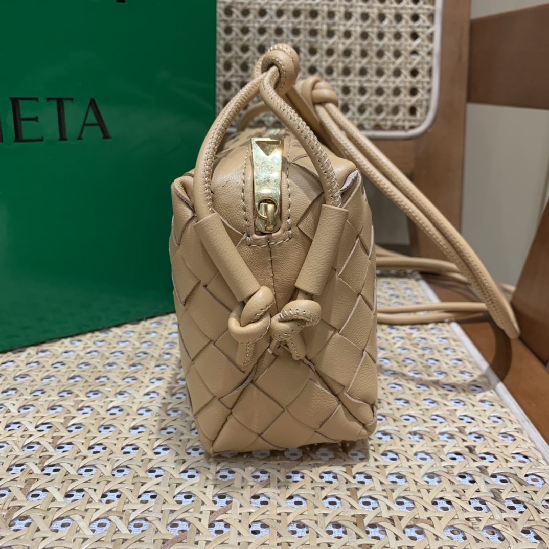 Bottega Veneta LOOP 编织小方包 666683杏仁色