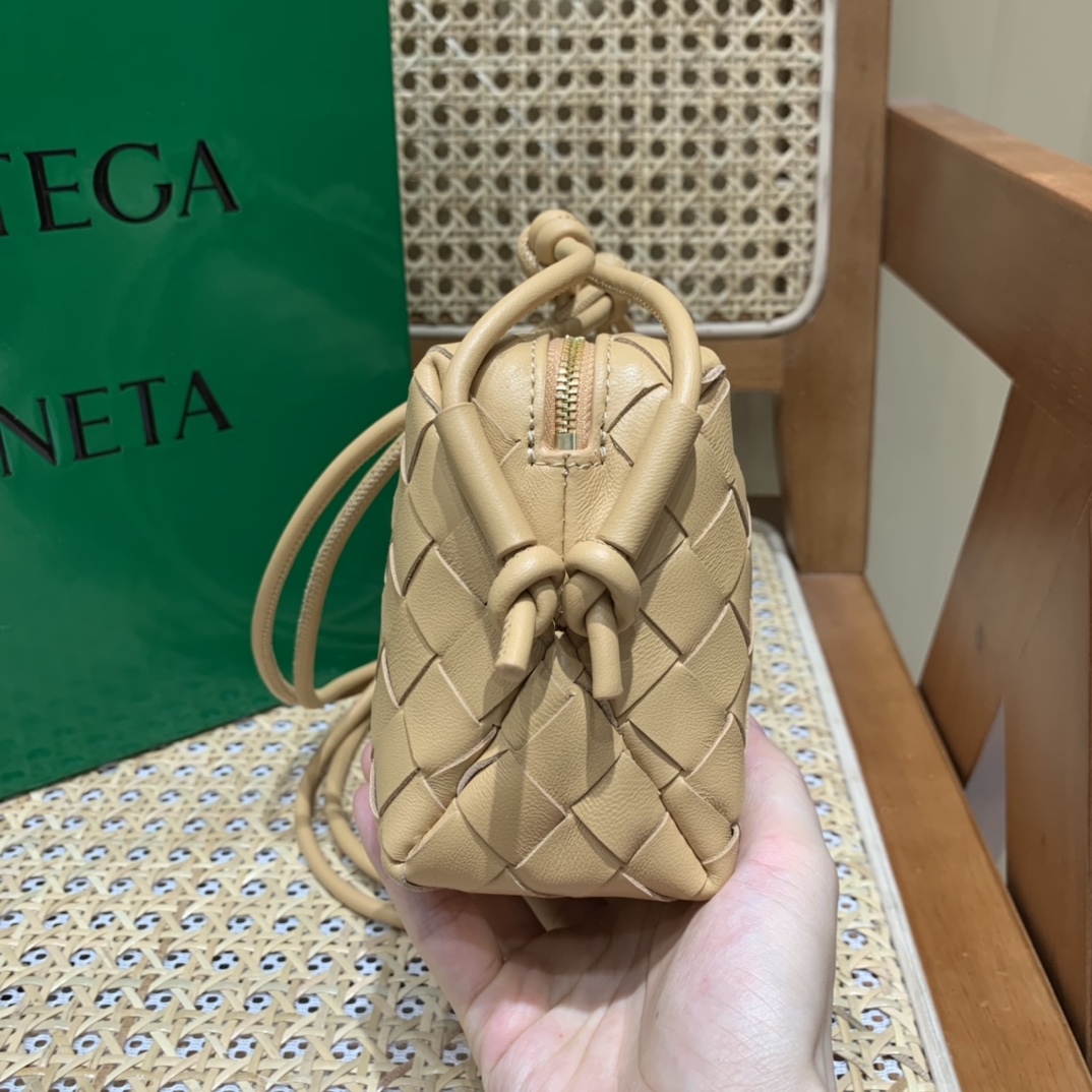 Bottega Veneta LOOP 编织小方包 666683杏仁色