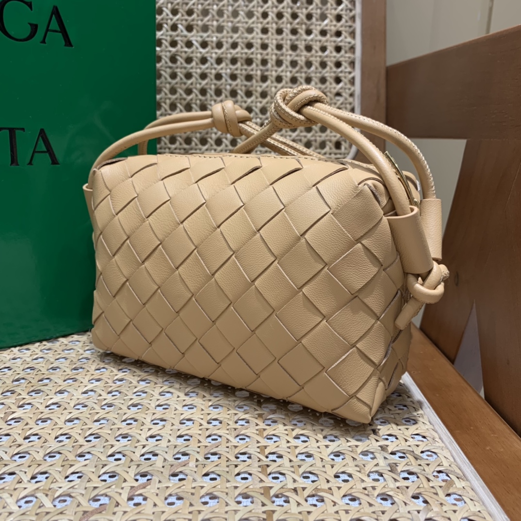 Bottega Veneta LOOP 编织小方包 666683杏仁色
