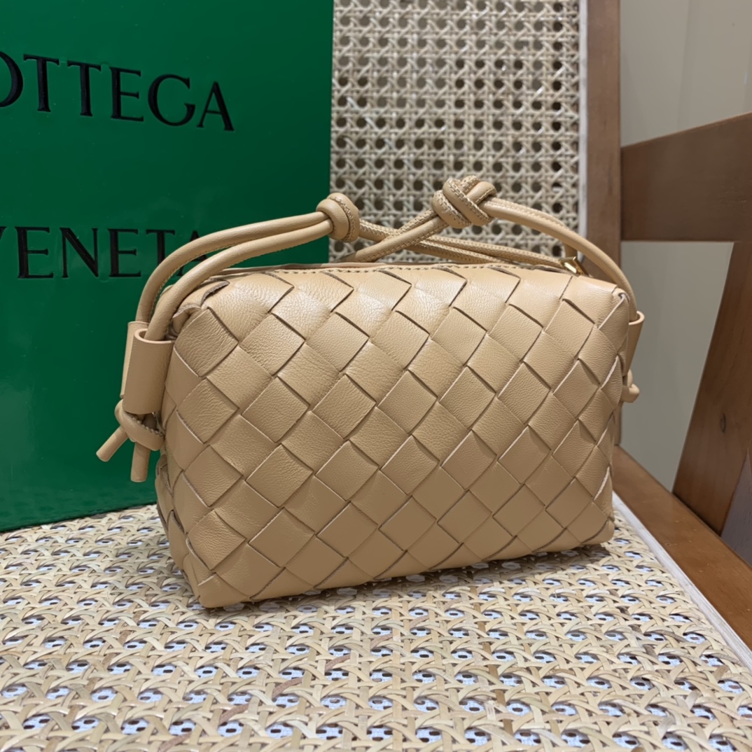 Bottega Veneta LOOP 编织小方包 666683杏仁色