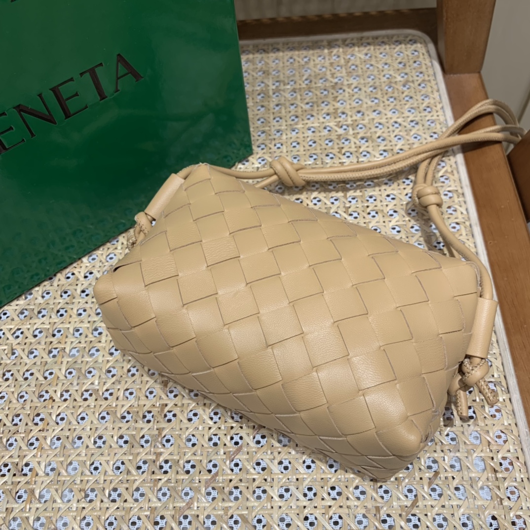 Bottega Veneta LOOP 编织小方包 666683杏仁色