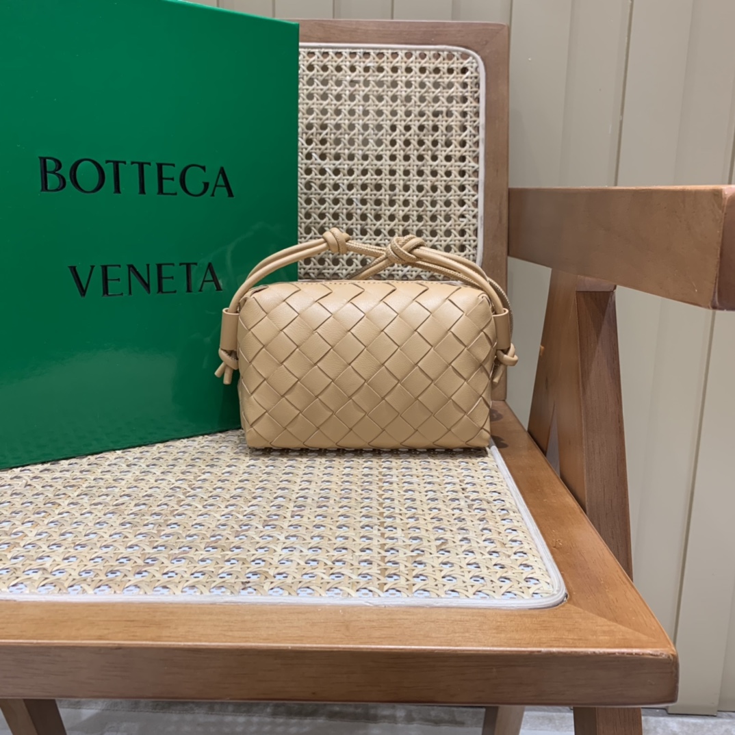 Bottega Veneta LOOP 编织小方包 666683杏仁色