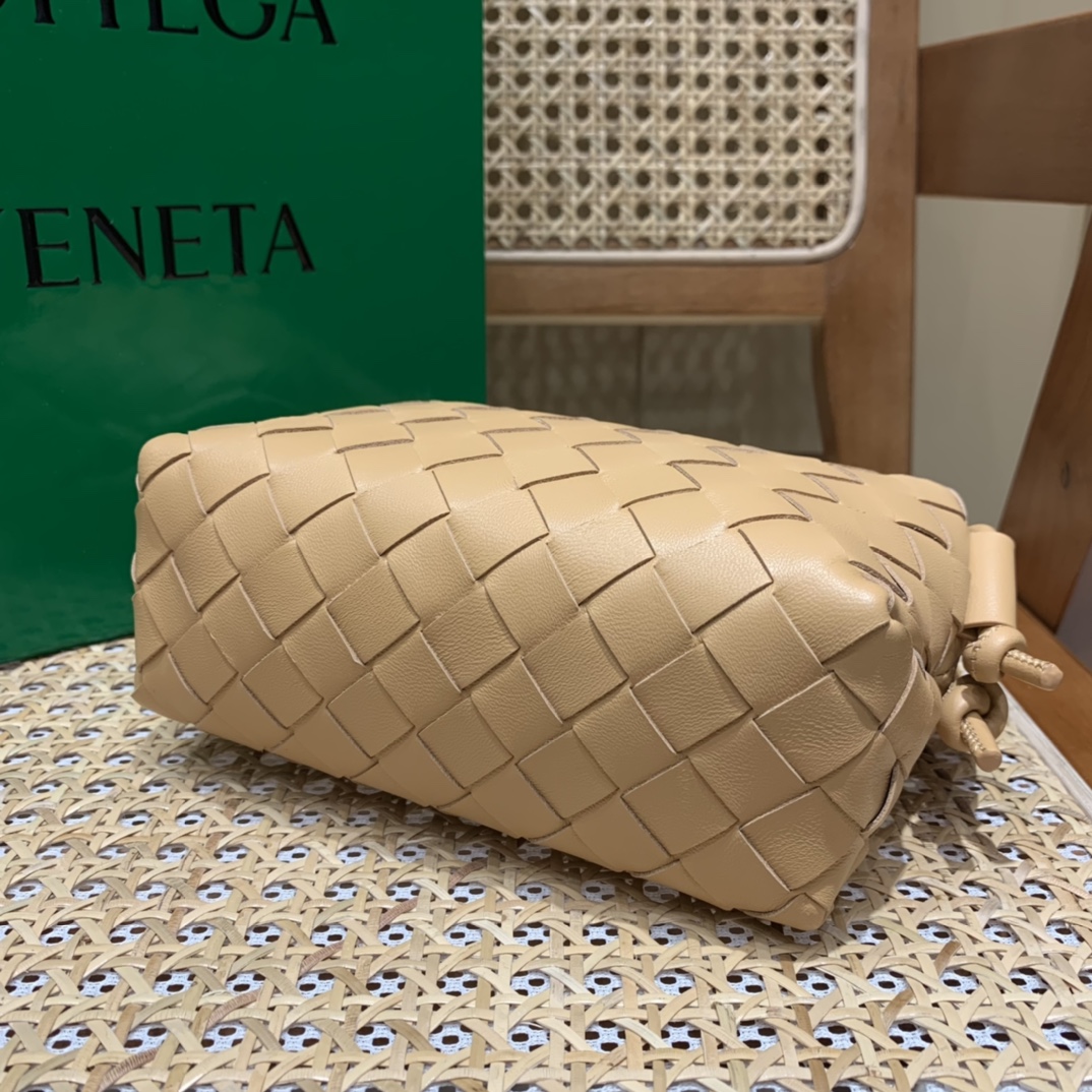 Bottega Veneta LOOP 编织小方包 666683杏仁色