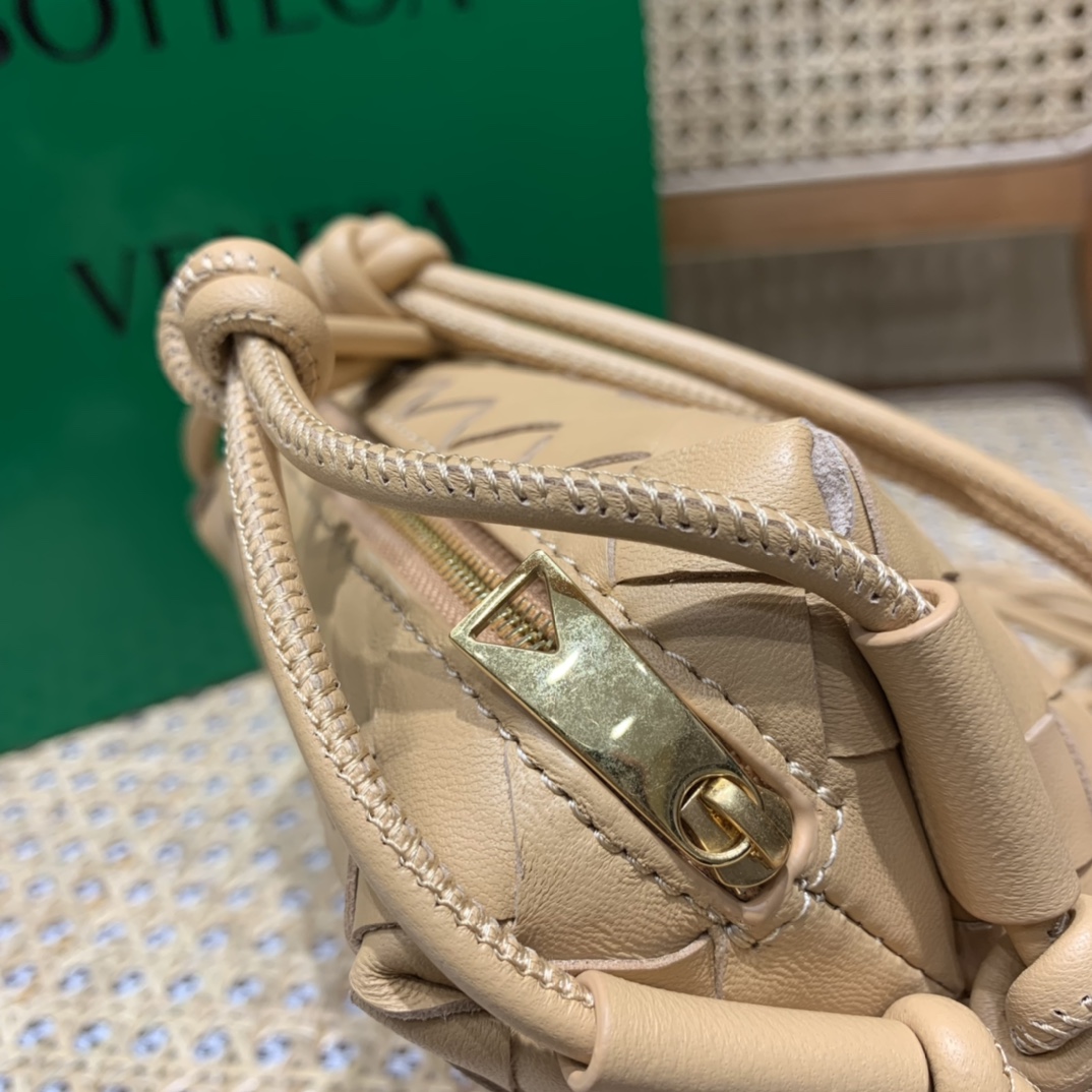Bottega Veneta LOOP 编织小方包 666683杏仁色
