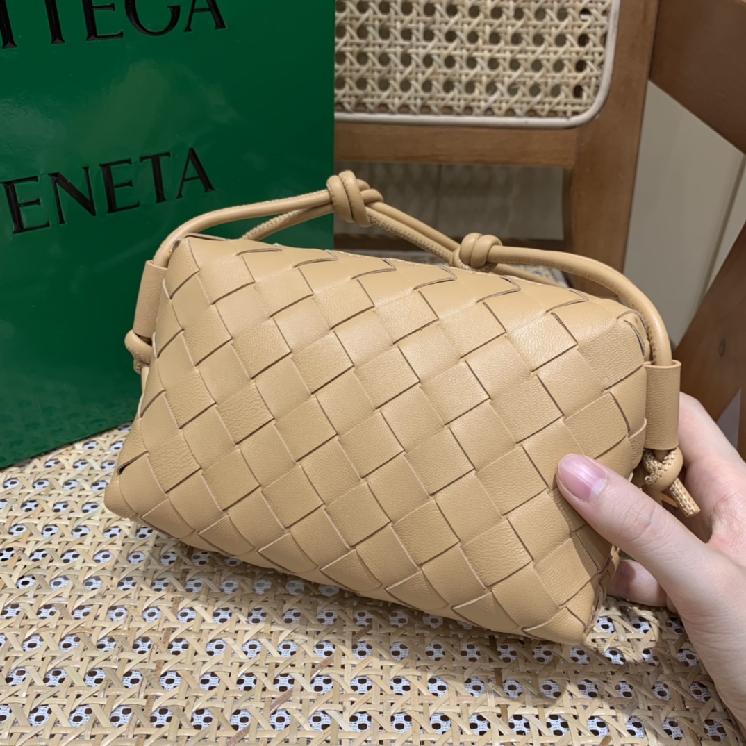 Bottega Veneta LOOP 编织小方包 666683杏仁色