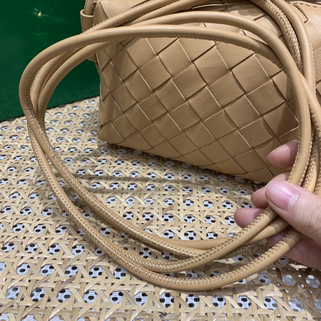 Bottega Veneta LOOP 编织小方包 666683杏仁色