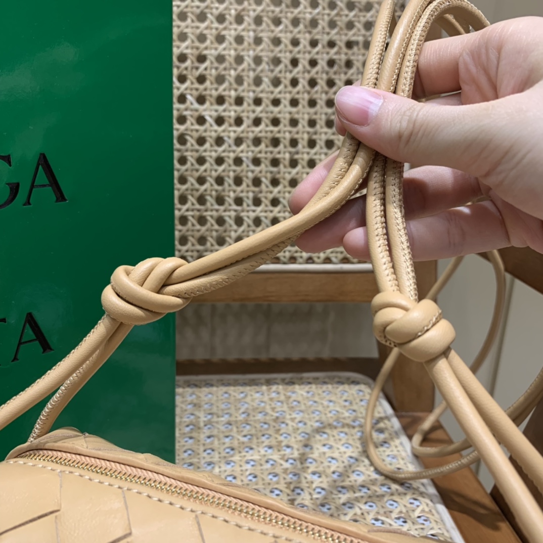 Bottega Veneta LOOP 编织小方包 666683杏仁色