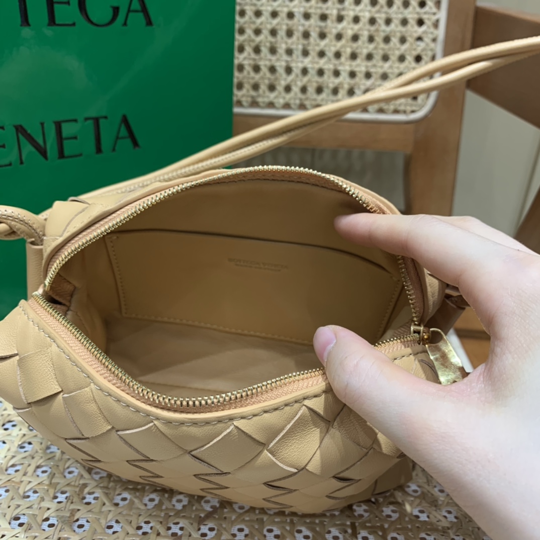 Bottega Veneta LOOP 编织小方包 666683杏仁色