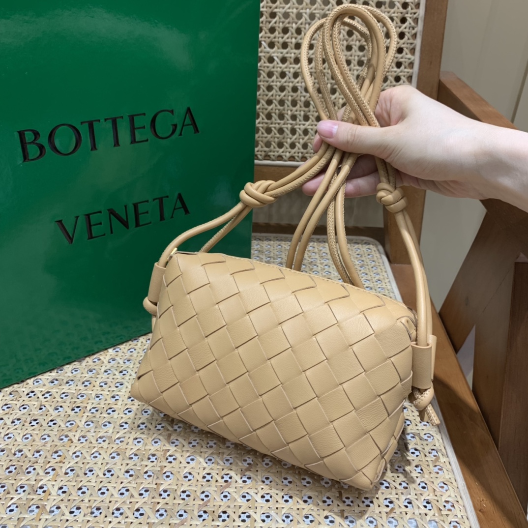 Bottega Veneta LOOP 编织小方包 666683杏仁色