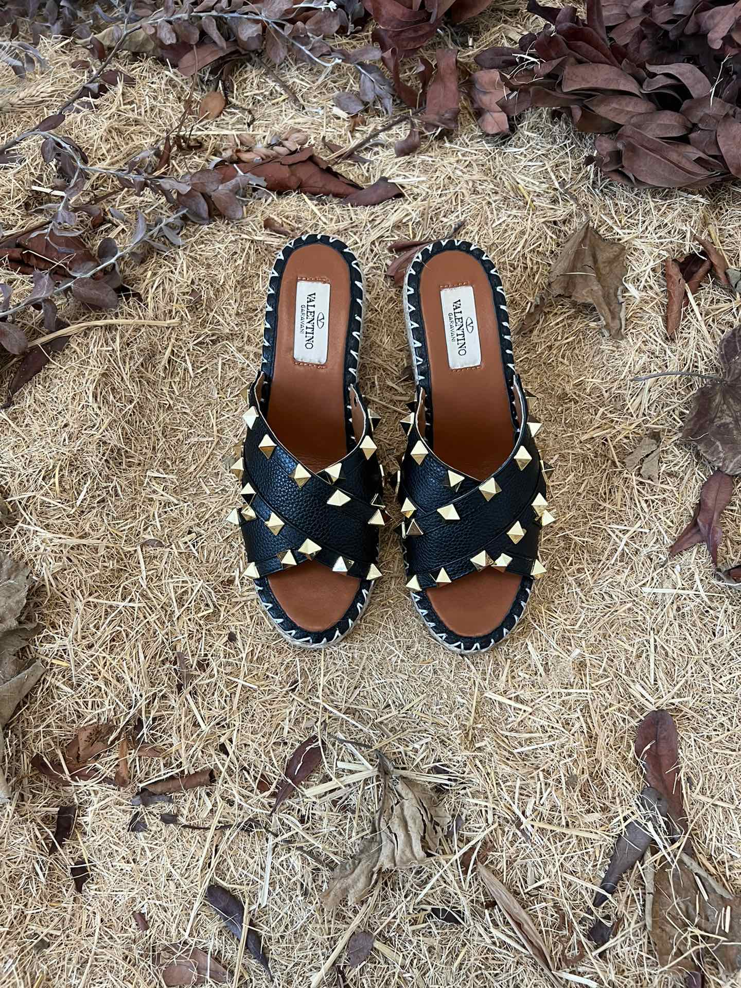 NO:221377,Valentino Garavani lychee cowhide lace-up wedge sandals - metal effect processed rivet decoration - hemp rope wrapped wedge sandals - open toe wedge sandals - wedge waterproofing platform - Made in Italy -35-41, fisherman's shoes, valentino, sandals, espadrilles, cowhide19860909Valentino Garavani 荔枝牛皮系带坡跟凉鞋 - 金属效果工艺处理铆钉装饰 - 麻绳包裹坡跟 - 露趾坡跟凉鞋 - 坡跟防水台 - 意大利制造 -35-41,渔夫鞋,valentino,sandals,espadrilles,cowhide,Women's Shoes