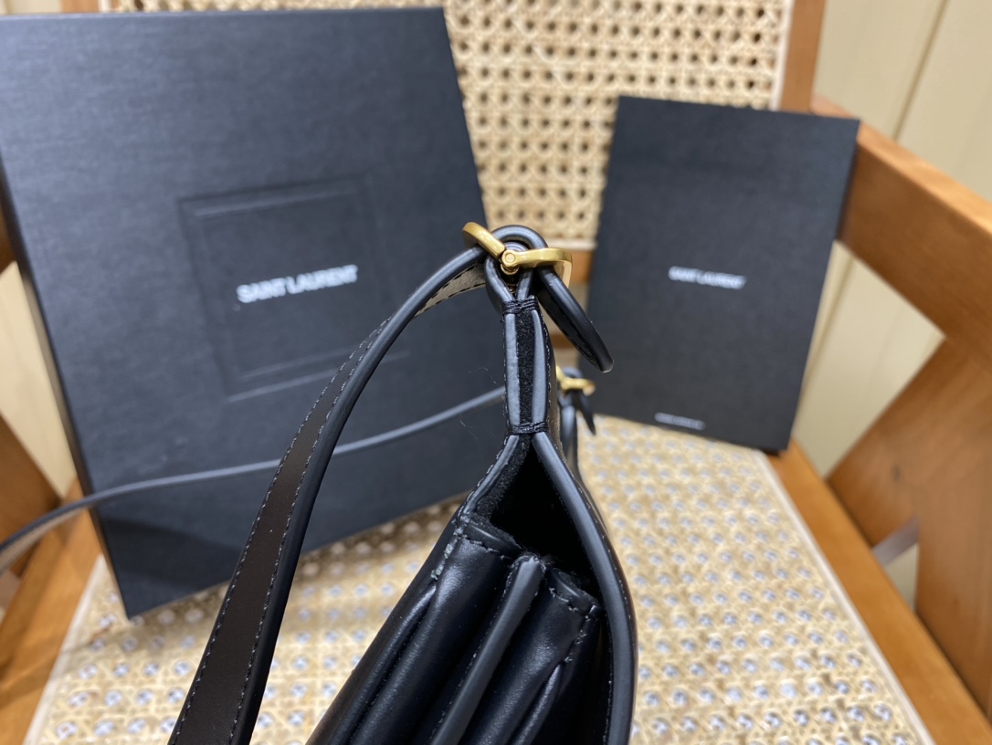 Saint laurent Ysl 𝐂𝐡𝐚𝐫𝐥𝐢𝐞 2022春夏最新款肩背斜挎包684742