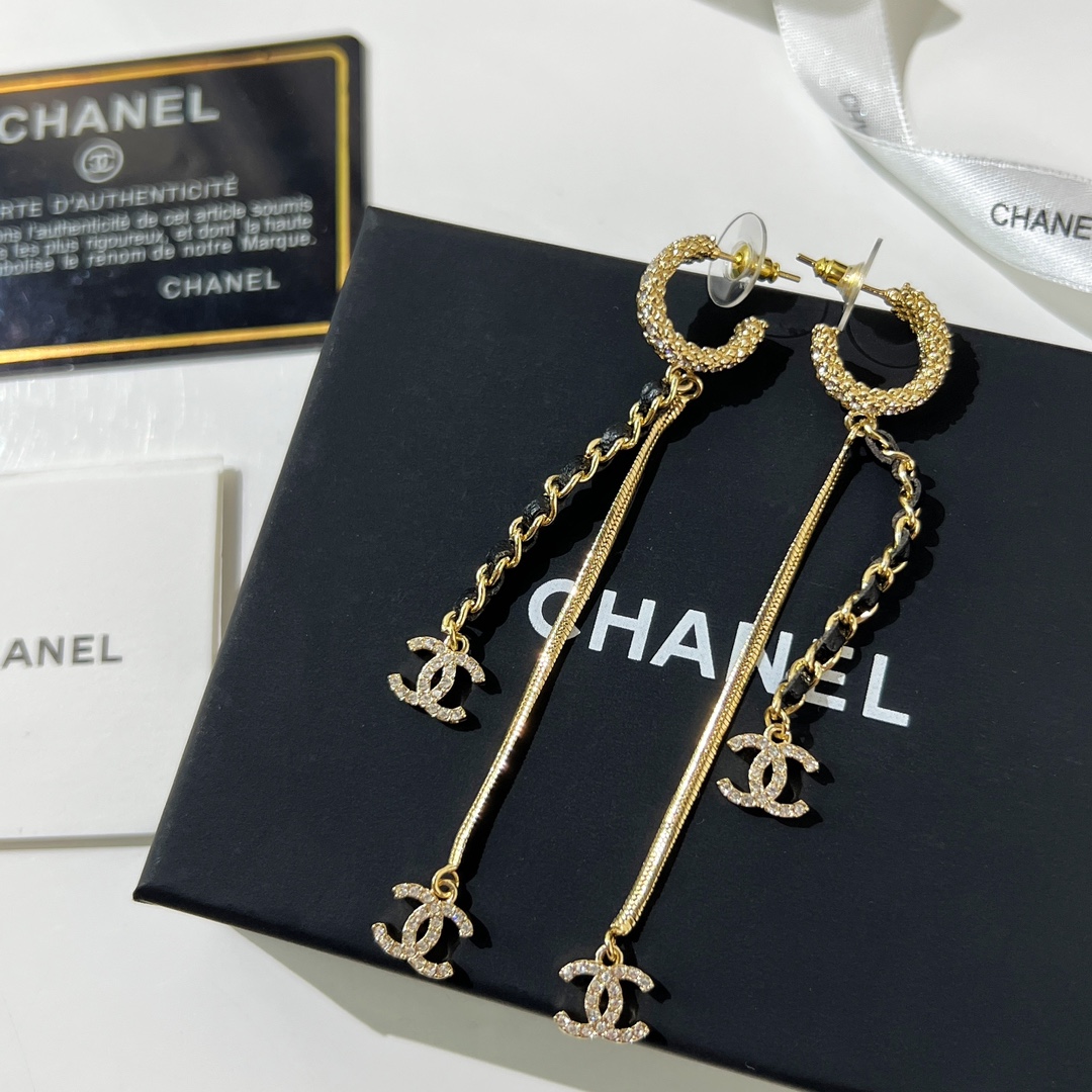 新款☑️CHANEL香奈儿双c流苏黑皮绳耳钉耳环