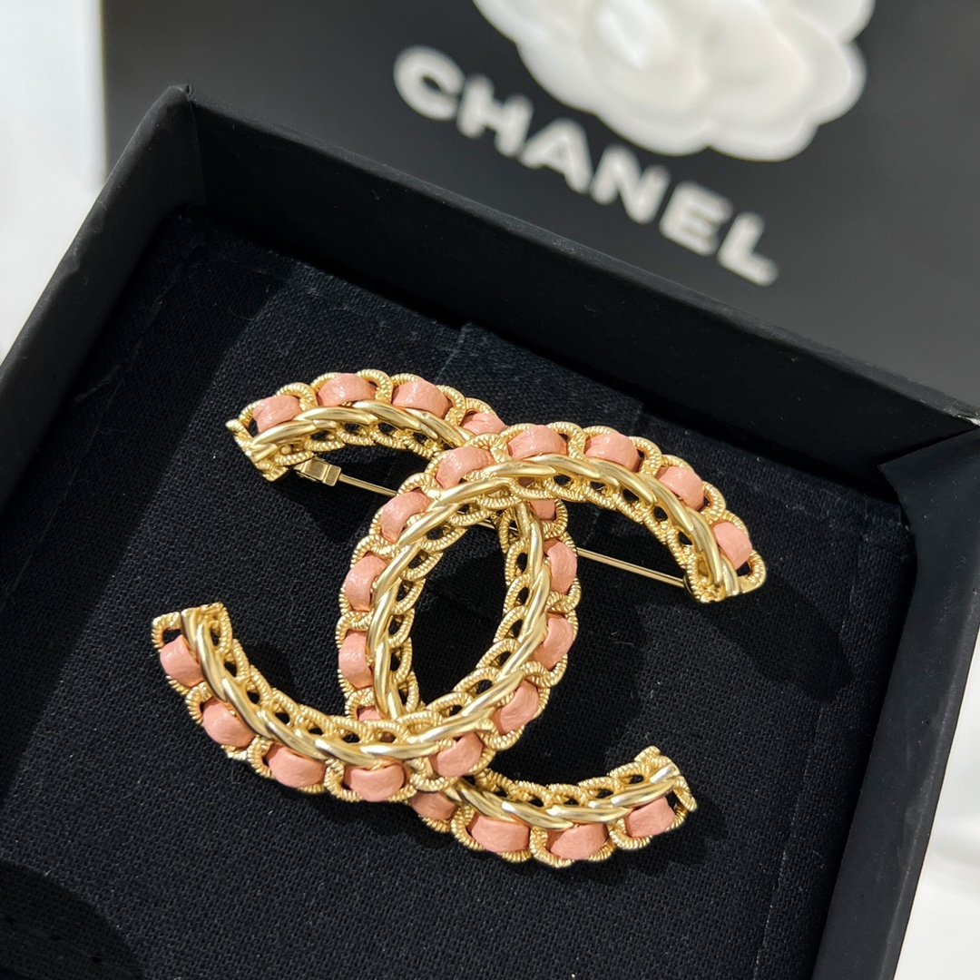 新款☑️CHANEL香奈儿双c粉皮绳胸针