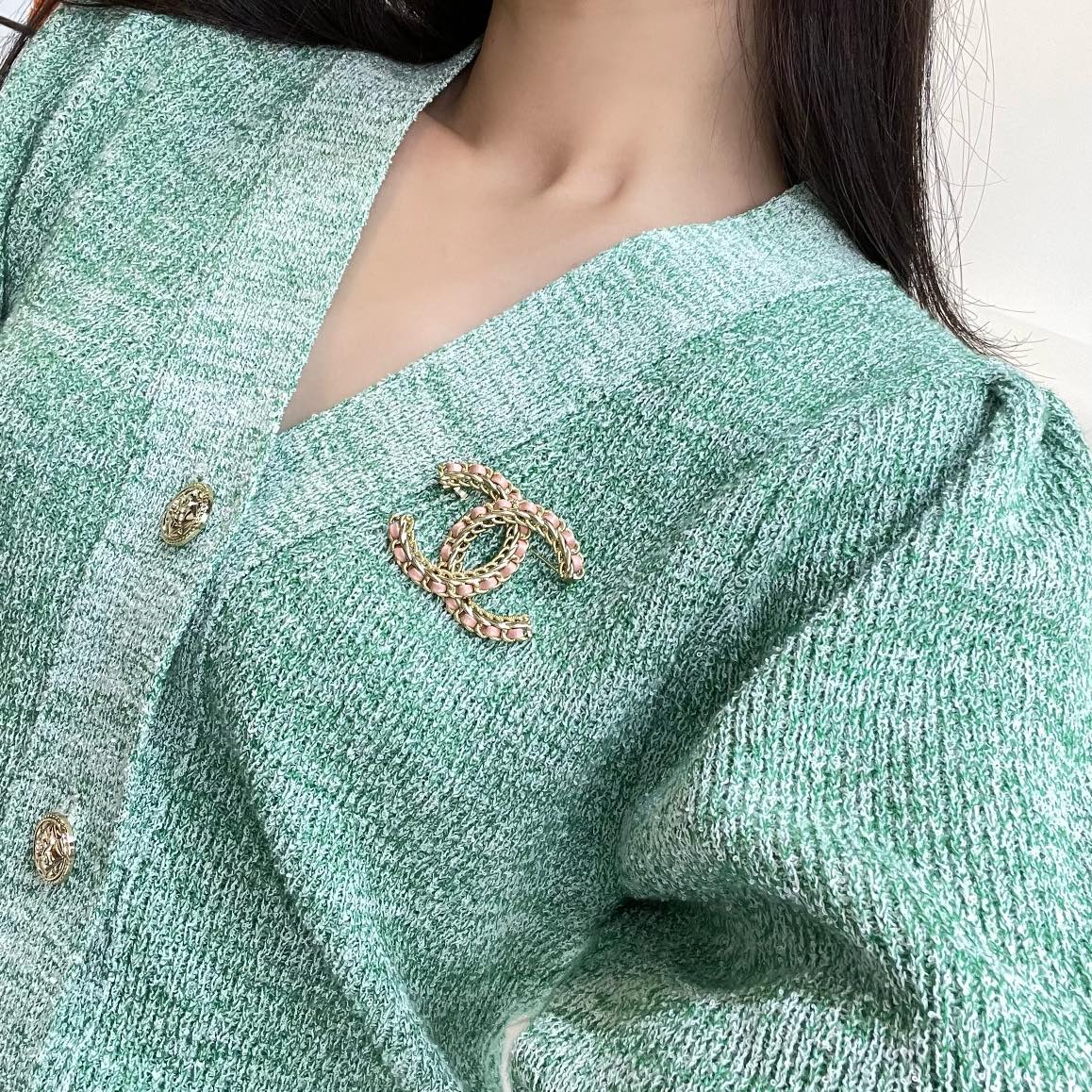 新款☑️CHANEL香奈儿双c粉皮绳胸针
