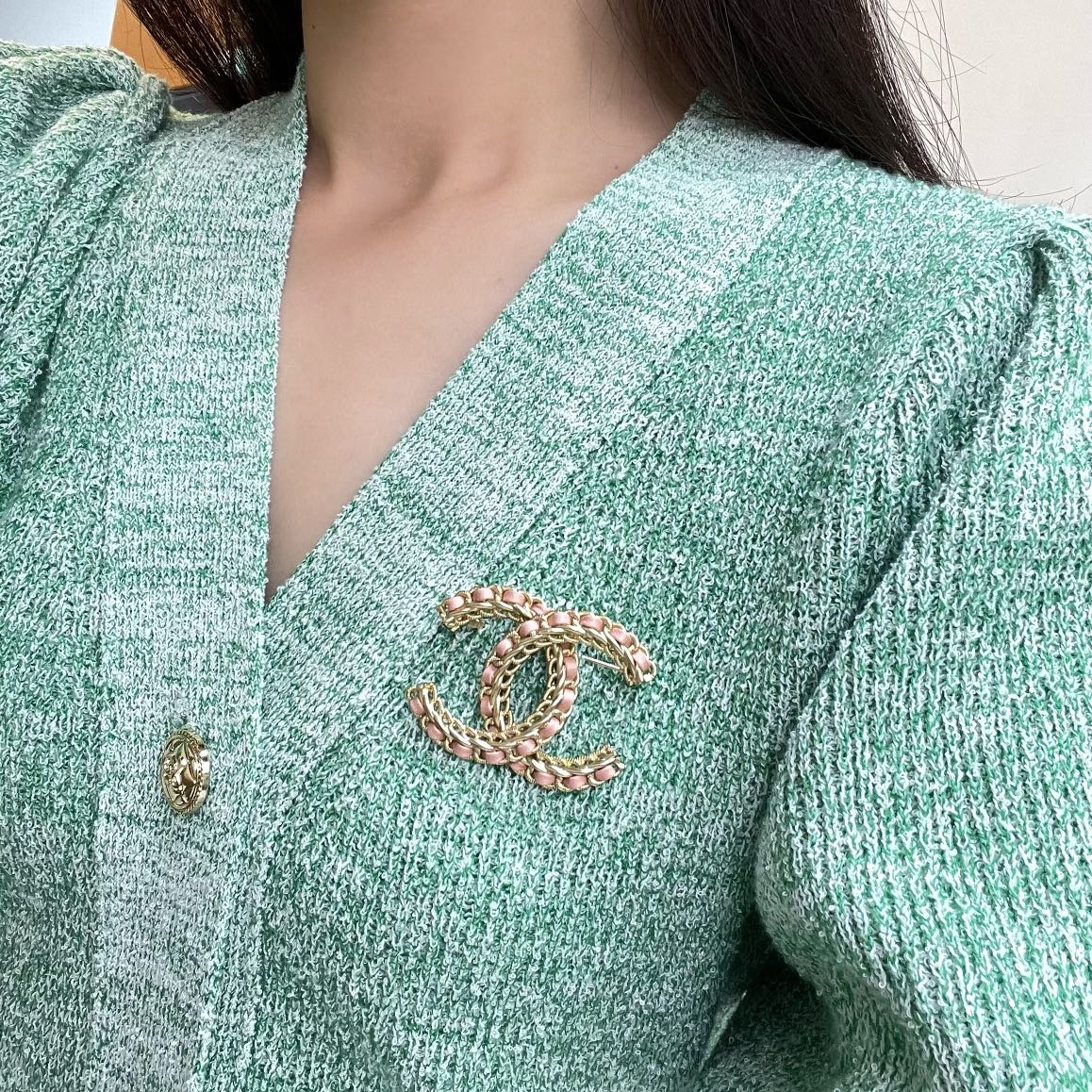 新款☑️CHANEL香奈儿双c粉皮绳胸针