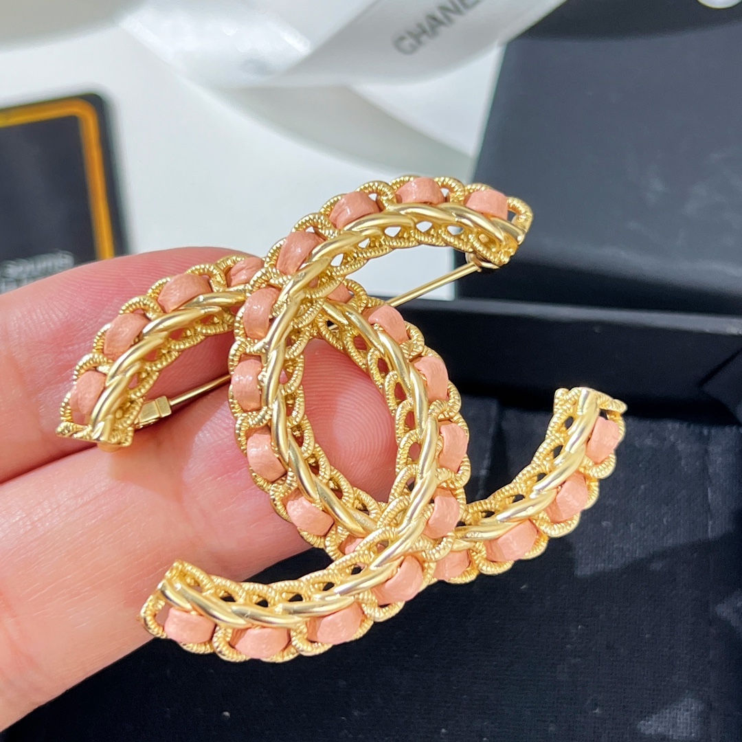 新款☑️CHANEL香奈儿双c粉皮绳胸针