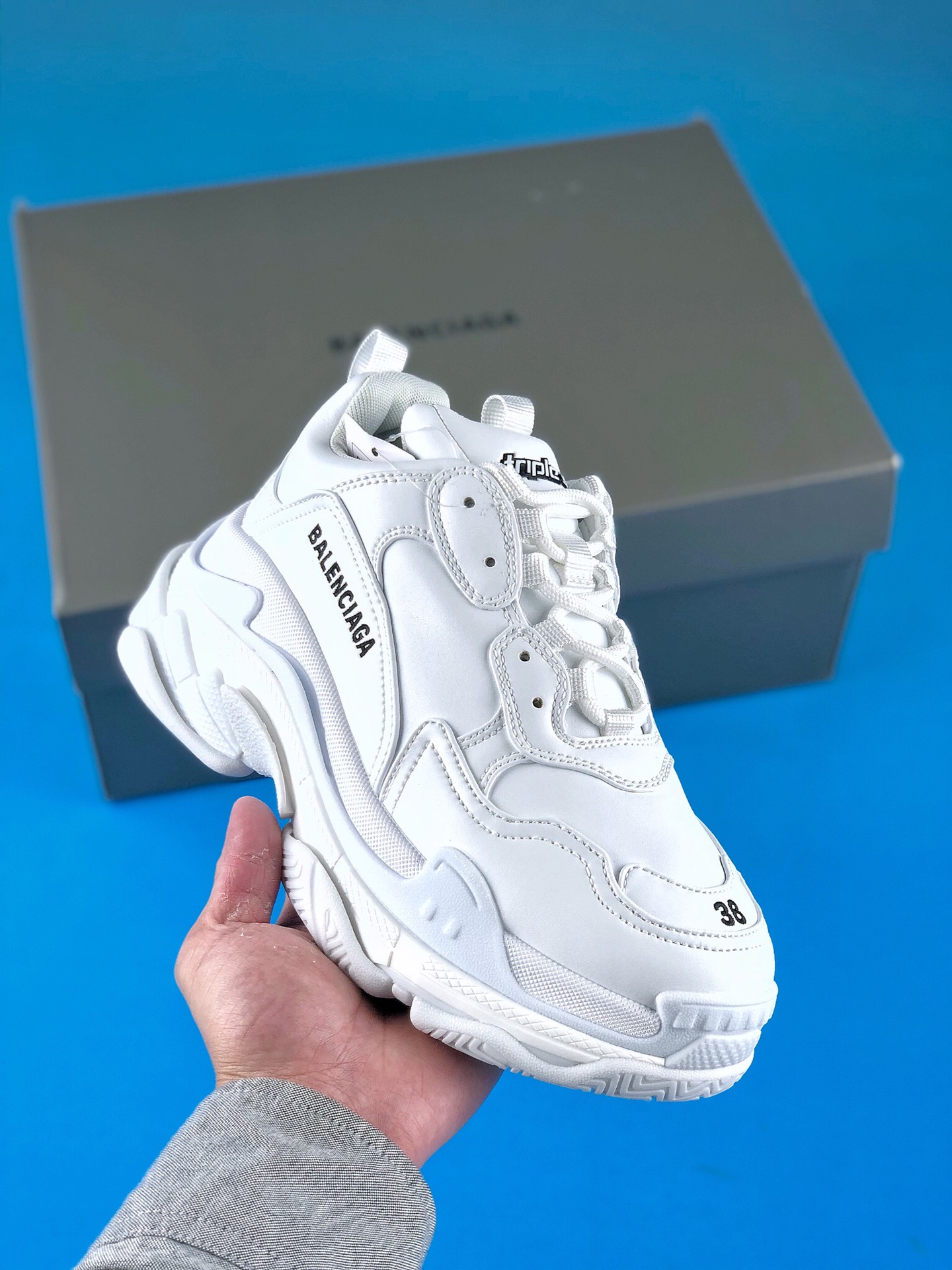 本地自取 核心放店
巴黎世家/Balenciaga 巴黎世家三代      蓝色
BALENCIAGA  Triple S 巴黎世家三代 做旧厚底老爹鞋 组合底
革命性Balenciaga珍藏版运动鞋,17年冬季男装秀首次面世,以跑步鞋、田径鞋和篮球鞋为原型设计的独特三层复合鞋底。在鞋底插入TPU材料,形成气垫,带来舒适脚感,轻盈鞋身及减震效果。侧帮刺绣标识,背面压印标识,鞋舌上有橡胶Triple品牌标识。2圈绑带,其中1圈为功能性绑带,运动系带系统,配12个纤维鞋眼。登山靴特色双色鞋带,后帮及鞋舌配有拉环鞋提
货号：536737W2FW14700
尺码：35 36 37 38 39 40 41 42 43 44 45