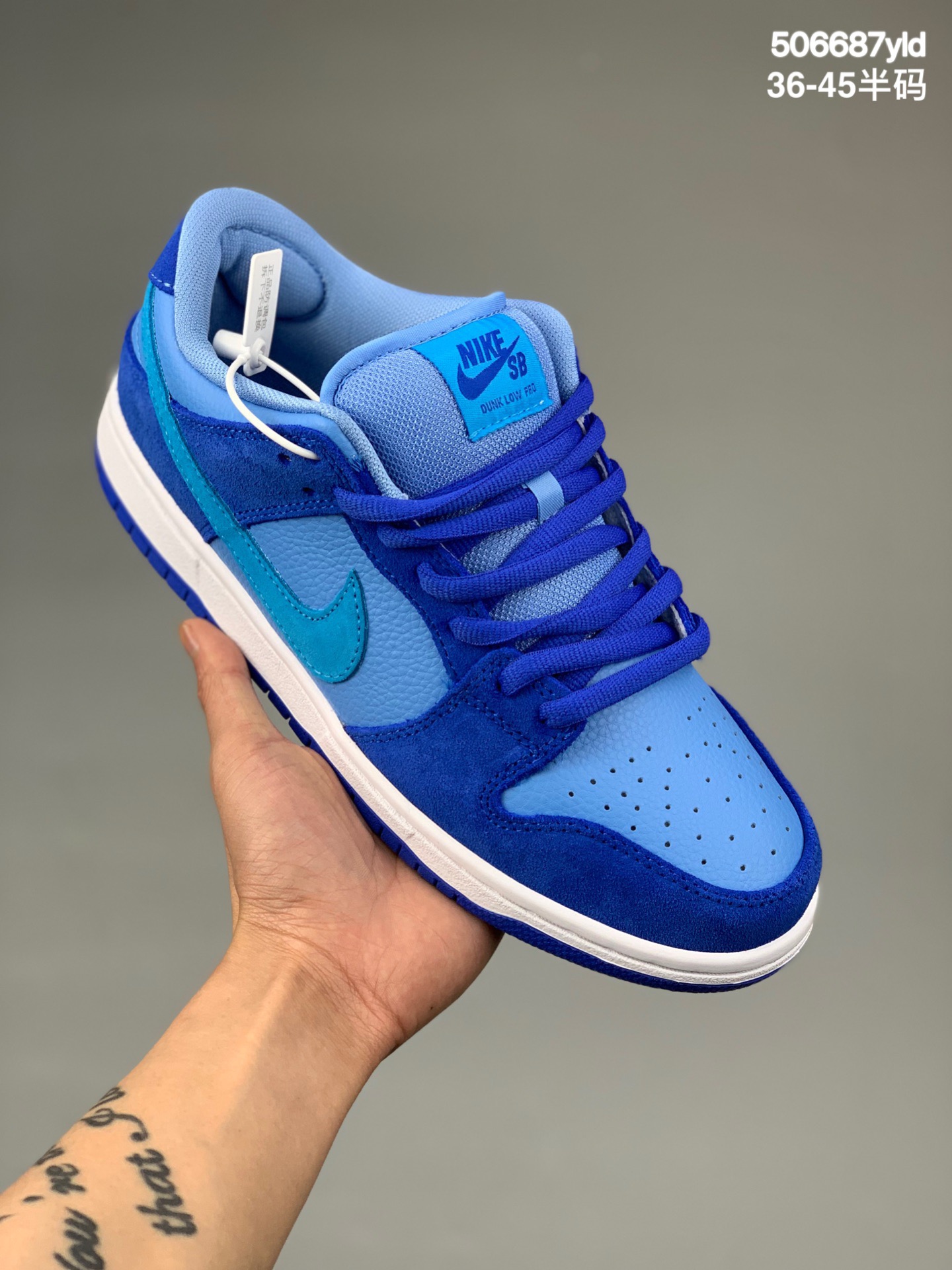 
Nike SB Dunk Low Blue Raspberry 蓝树莓 该鞋款采用淡蓝色皮质面料打造鞋面，搭配深蓝色框架点缀，材质方面选用麂皮面料打造，质感十分不错。鞋侧的 Swoosh选用天蓝色打造，使鞋款更具层次感。鞋舌内侧点缀有卡通蓝树莓刺绣图案，彰显鞋款配色主题。 货号: DM0807-400 尺码：36-45（带半码）
编码：506687yld