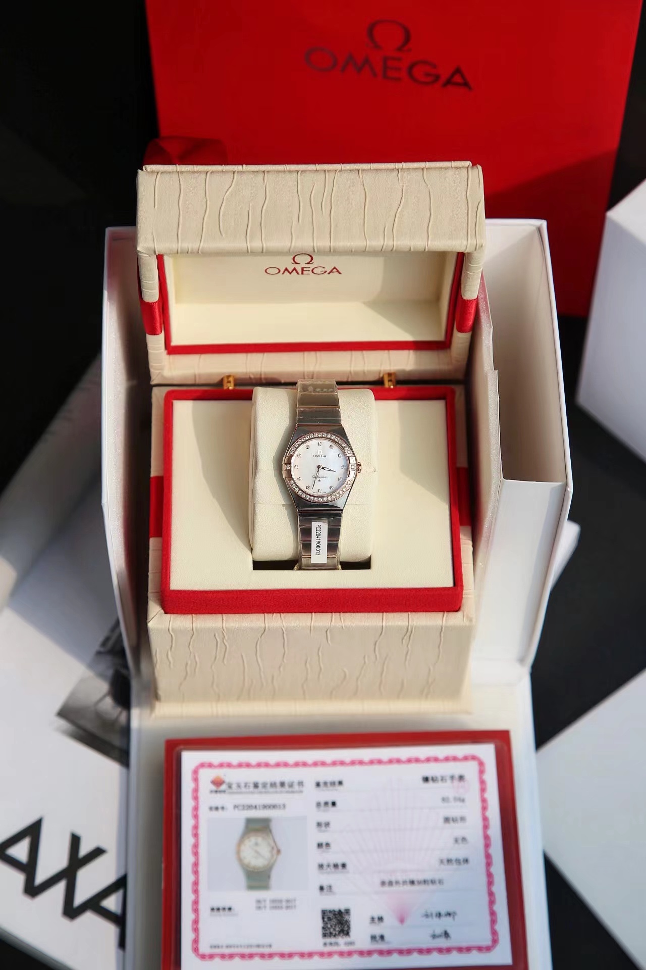 NO:393538,Batch: The heavy-duty new Omega fifth-generation zodiac model, Omega advertising around the world is a crazy promotion, subway, airport, shopping mall large screens, and you must have seen it more or less. It is invincible to recognize it at a glance, and you must have bought it!  The large goods took a year and were finally shipped. The production process was extremely harsh and the quantity was limited!  The latest fifth-generation 28mm zodiac quartz watch in the Omega Constellation Series!  The Zodiac Series is the most classic one in the entire Omega series. The female Zodiac Sign is full of femininity after getting started!  After the new fifth-generation constellation is launched, all fourth-generation constellations will be withdrawn from the counter and will be suspended. Buy new ones and don’t buy old ones!  Compared with the old four-generation constellation, the new model is all upgraded on the dial, needle, bottom cover, strap, movement, and case!  The details of the upgrade will be explained one by one in the details pictures!  Equipped with the original 4061 movement (unique red Omega logo, rhodium-plated parts and spiral polishing). The previous generation of zodiac signs is constantly improved, and the conformity between the case of the new generation of zodiac signs and the claws. The Roman scale method of the ring mouth and the restoration of the undercover observatory relief are comparable to the original version!  The dial uses a first-class mother-of-pearl invincible shining with 12 brilliant-cut round diamonds, and the case is set with 36 VS1.4 South African natural diamonds. This data is a whole circle larger than the fourth generation. The diamond is big enough to flash!  GTC testing agency certificate is provided, and you will get ten thousand yuan if you fake it!  The exclusive integrated original version of the market!  The sandy finish of the strap and shell is the fine sanding effect that is consistent with the original version!  There is also a 4061 movement that is really given a counter, this is the original version!  The original packaging of supporting counters, the best choice for gifts!  , omega19860909批 重磅新款欧米茄五代星座真钻款,全世界欧米茄广告狂推款,地铁,机场,商场大屏幕大家多多少少一定看到过,辨识度无敌,一眼认出,买它一定没有错！ 大货历时一年,终于出货,制作过程极其苛刻,数量有限！欧米茄星座系列最新款五代28mm星座石英腕表 ！ 星座系列是欧米茄全系中最经典的一款,女款星座上手后女人味十足！ 新款五代星座上市后,四代星座基本全部撤出专柜停售,买新不买旧！ 对比老款四代星座,新款在表盘,表针,底盖,表带,机芯,表壳全部升级！升级细节会在细节图一一讲解！搭载原厂4061机芯(独特红色欧米茄标识,镀铑零件及螺旋式打磨处理) 由上一代星座不断改进,新一代星座表壳与托爪的吻合度.圈口罗马刻度做法及底盖天文台浮雕的还原度媲美原版！表盘采用一级珍珠母贝无敌闪耀搭配12颗明亮式切割圆钻熠熠生辉,表壳镶嵌36颗VS1.4南非天然钻石这个数据要比四代整整大上一圈,钻够大才够闪！配中国GTC检测机构证书,假一赔万！市场独家一体原版把心！表带与壳的面砂色打磨细腻效果跟原版一致！还有4061机芯加持,真正意义上给它个专柜,这就是原版！配套专柜原包装,送礼自带不二之选！,,omega,Watch