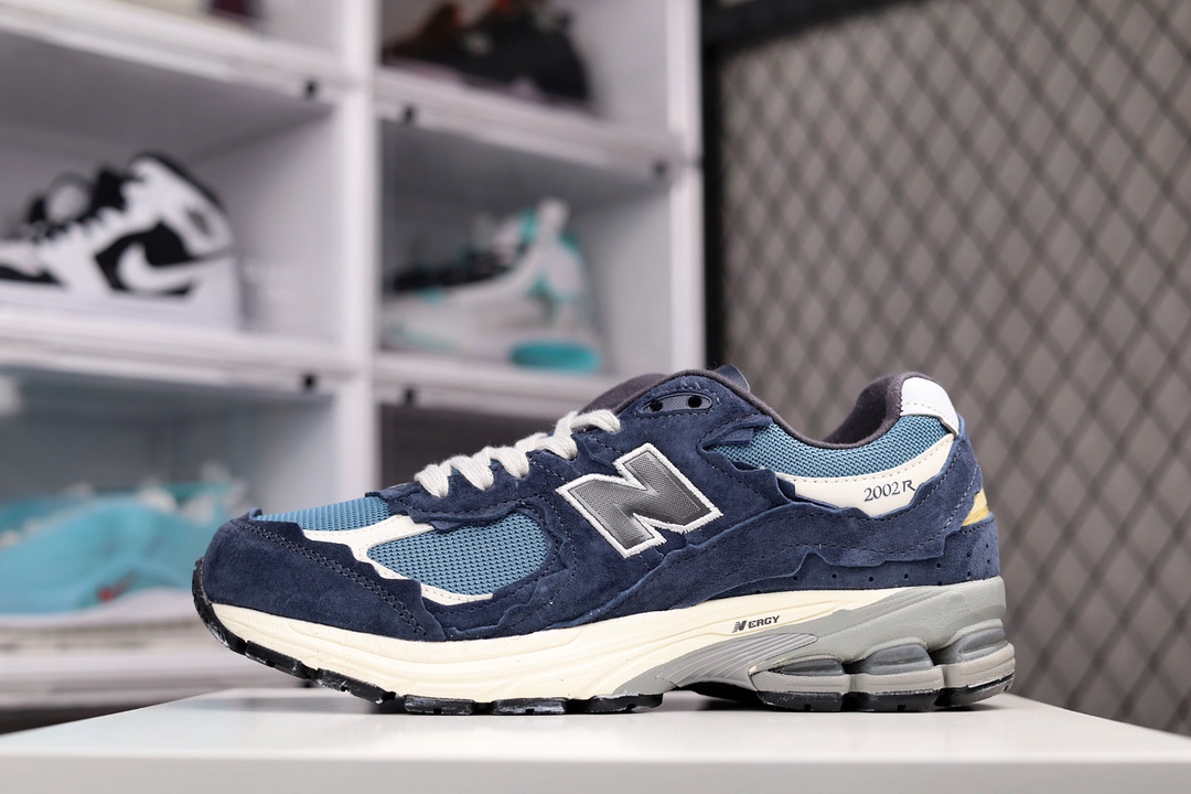 G5 新品首发 原楦原纸版开发采用猪巴皮革拼接透气网眼织物鞋面T-Beam大底提供足步弓支撑，保持步态稳定后跟搭载外露缓震胶 今年最火鞋型之一“不规则剪裁解构” 2002R质感粗犷又细腻 NB新百伦New Balance 2002R”Protection Pack”系列复古老爹风休闲运动慢跑鞋588BD官方
