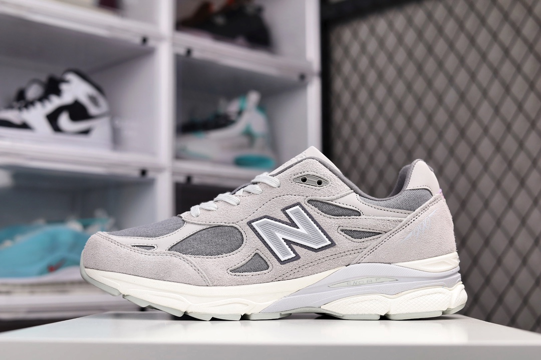 G5 公司级 新百伦 New Balance M990LV3新百伦男士总统慢跑鞋 新百伦第三代总统慢跑鞋NB990V3 依旧美国本土制造 沿用了引以为傲的跑鞋手工技艺 采用猪皮绒面并包裹局部透气网面的鞋身设计 菱网鞋舌上刻有New Balance USA 鞋面依旧身着经典的大热之灰 彰显了其高端的品质身份522RC鞋码：36 37 37.5 38 38.5 39 40 40.5 41 42 42.5 43 44 44.5 45