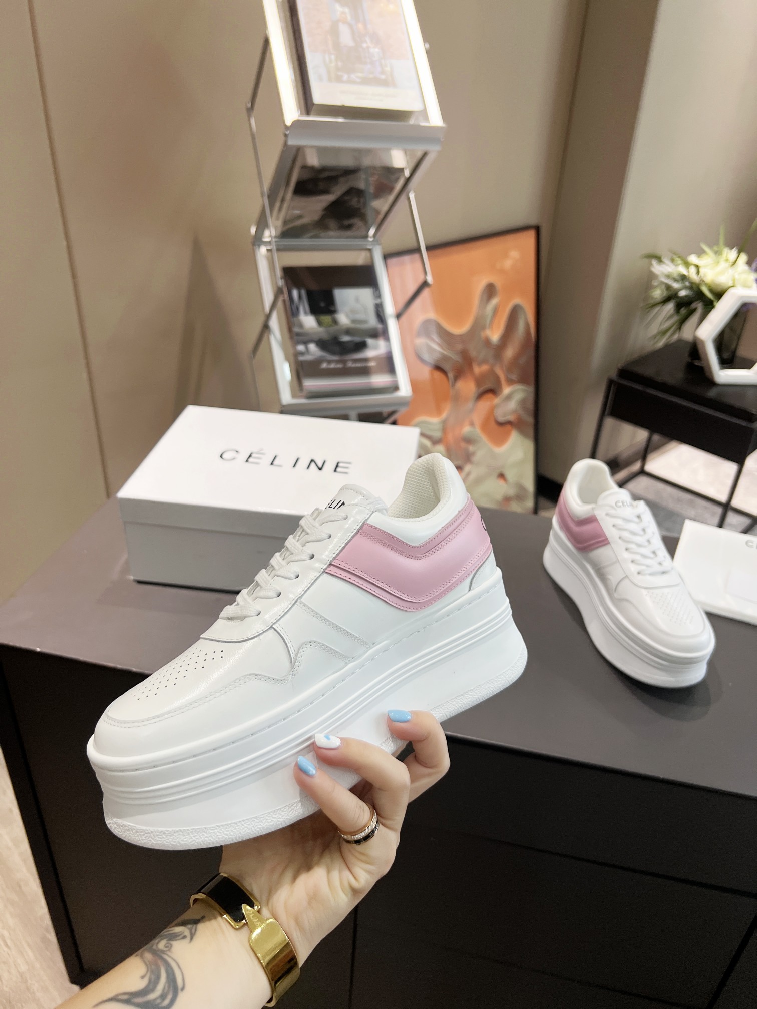 NO:226409,P Celine Colored, only changing the size of thick-soled small white shoes, this new Celine spring and summer product is very versatile, which will never make mistakes, especially when paired with longer wide-leg jeans, which are very effective and can be extended in a very good proportion. The heel is 5 cm, which is really suitable for small girls and instantly increases. The sole is very high, but it looks good when worn on the feet. It is not surprising that small girls can really close their eyes. It is made of cowhide, and it will not scratch their feet at all. This pair of shoes is not picky about people, so you must buy it. It feels like you can't take off after wearing it because it's really soft and comfortable. The shoes look heavier, but the feet are unexpectedly light, with five colors in total, size 35-40, casual shoes/sports shoes, celine, sneakers, jeans, cowhide19860909P Celine 彩色只换码厚底小白鞋这款Celine春夏的新品,非常百搭的绝对不会出错的一款,特别是在搭比较长的阔腿裤牛仔裤时效果非常好,可以很好的拉长比例.鞋跟有5厘米,真的是特别适合小个子的女生,瞬间增高.看着鞋底子很高但是穿上脚是很好看的高度完全不会奇怪,小个子的女生真的是可以闭眼入.它的材质是牛皮的,上脚完全不会磨脚,,这双鞋是不挑人的,一定要入手的,感觉穿了就脱不下来了,因为真的很柔软舒适,鞋子看着会比较重但是上脚意外的非常轻,五色齐上,尺码35-40,休闲鞋/运动鞋,celine,sneakers,jeans,cowhide,Women's Shoes