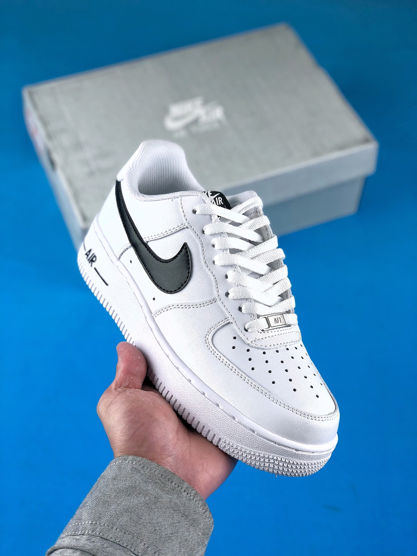 福利特价 冲量促销
本地自取 支持放店
独家实拍耐克 Nike AIR FORCE 1‘07 空军一号低帮 
客供模具、原材料，内置全掌Solo  原楦头纸板 打造最完美空军鞋型 专供实体专柜混卖 
Size ：36 36.5 37.5 38 38.5 39 40 40.5 41 42 42.5 43 44 44.5 45