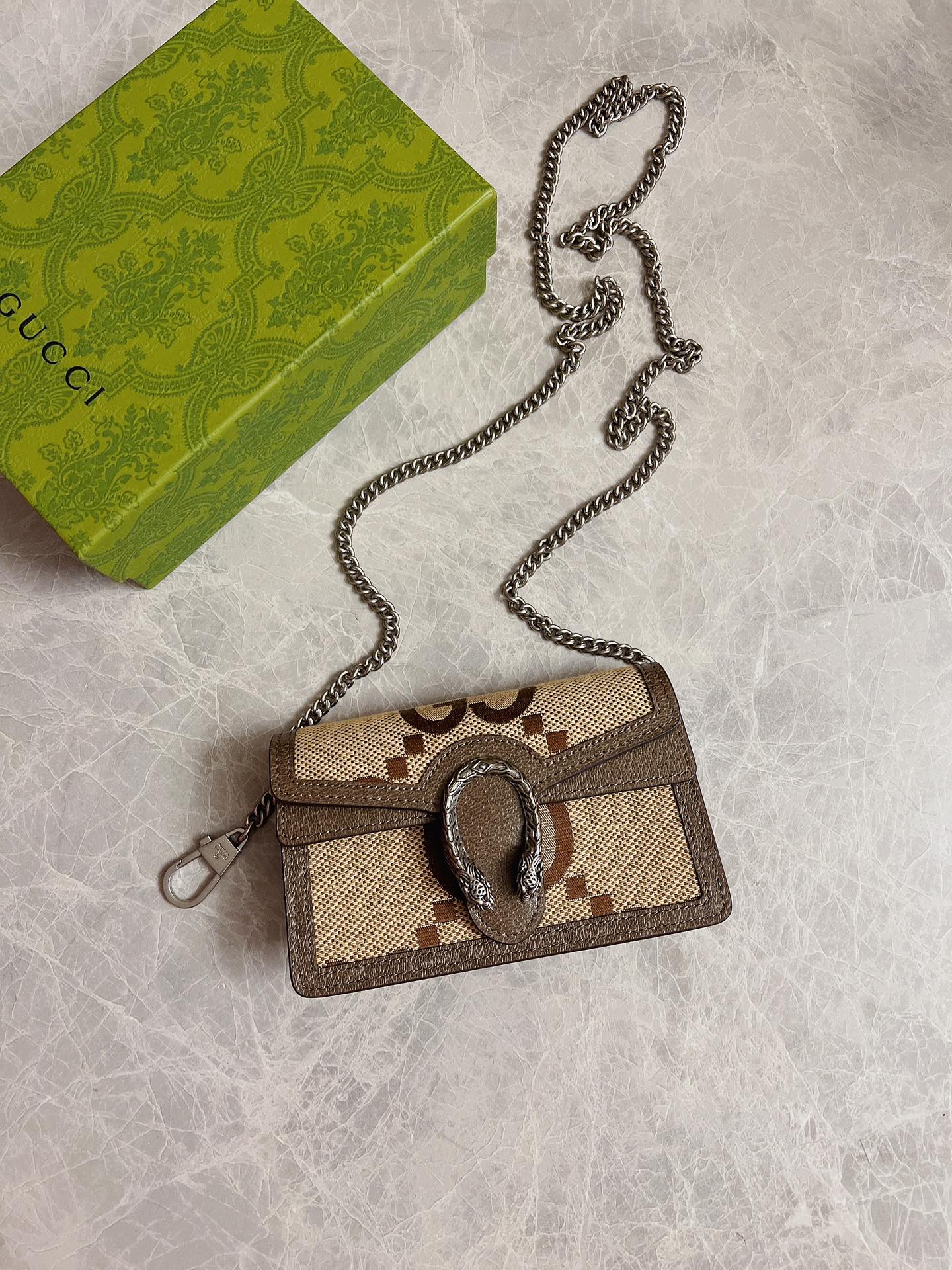 NO:672142,Top original order!  The Gucci Diana mini Dionysian chain bag combines the brand's recognizable elements with ingenious monogram details. This chain bag is made of double G pattern canvas and uses unique Dionysian buckles. It is simple and elegant, exuding a touch of modern flavor. Model 476432, size 16.5x10x4.5cm, Gucci wallet, gucci, wallets19860909顶级原单！Gucci Diana迷你酒神链条包融合品牌颇具辨识度的元素,匠心字母交织图案细节.这款链条包由双G图案帆布制作而成,匠心运用别致酒神扣,简单大方,散发出一抹现代气息.型号476432,尺寸16.5x10x4.5cm,Gucci钱包,gucci,wallets,欧美剧