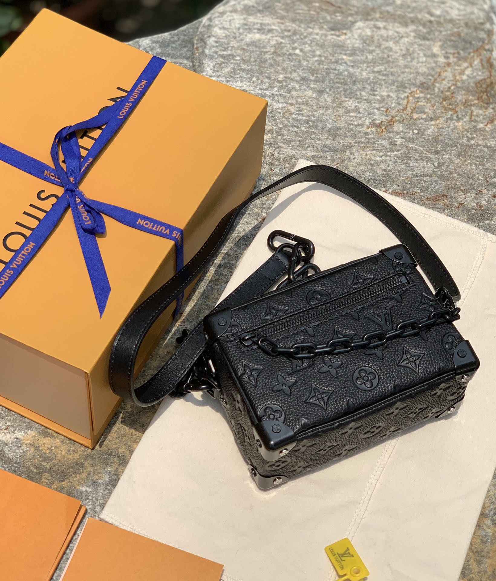 🌼 m55702尺寸18.5 x 13 x 8CM公价三万➕！被龚俊背火了后，又是一款涨价涨到哭的款！实