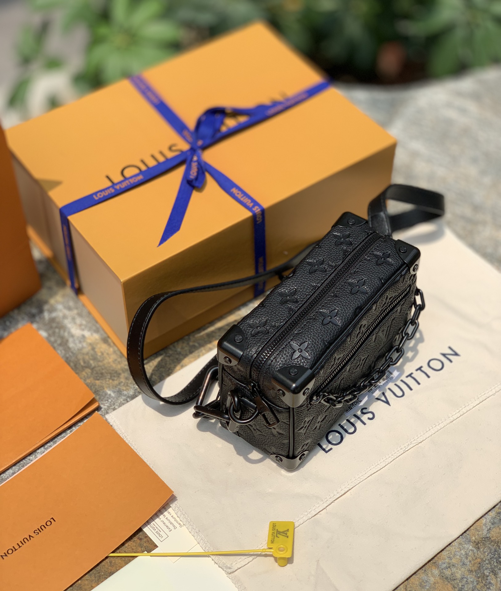 🌼 m55702尺寸18.5 x 13 x 8CM公价三万➕！被龚俊背火了后，又是一款涨价涨到哭的款！实