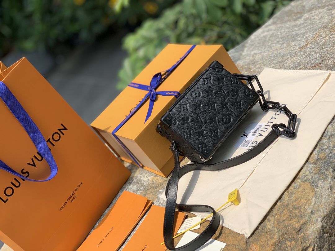 🌼 m55702尺寸18.5 x 13 x 8CM公价三万➕！被龚俊背火了后，又是一款涨价涨到哭的款！实